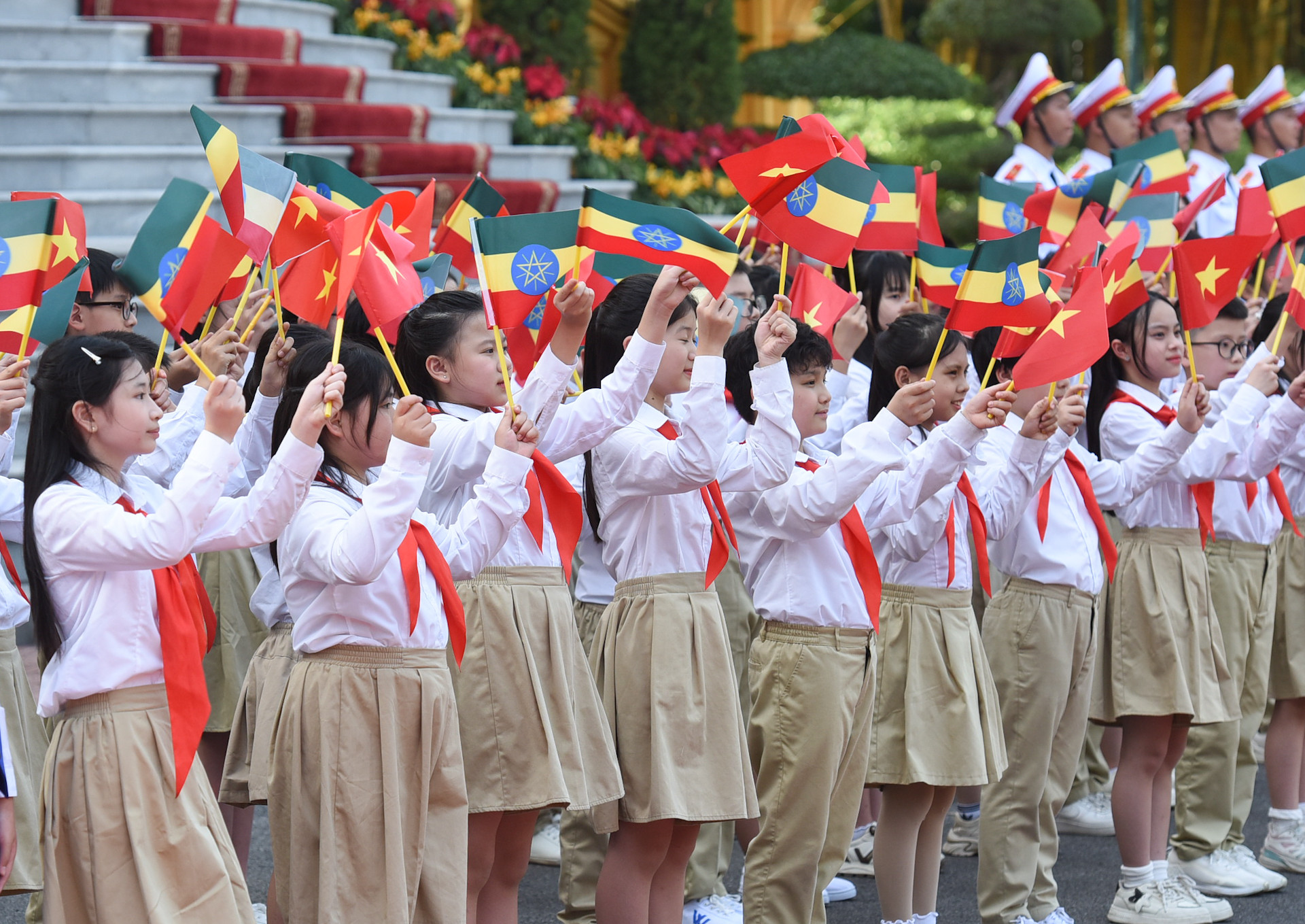 Các cháu thiếu nhi vẫy chào hai Thủ tướng và Phu nhân.