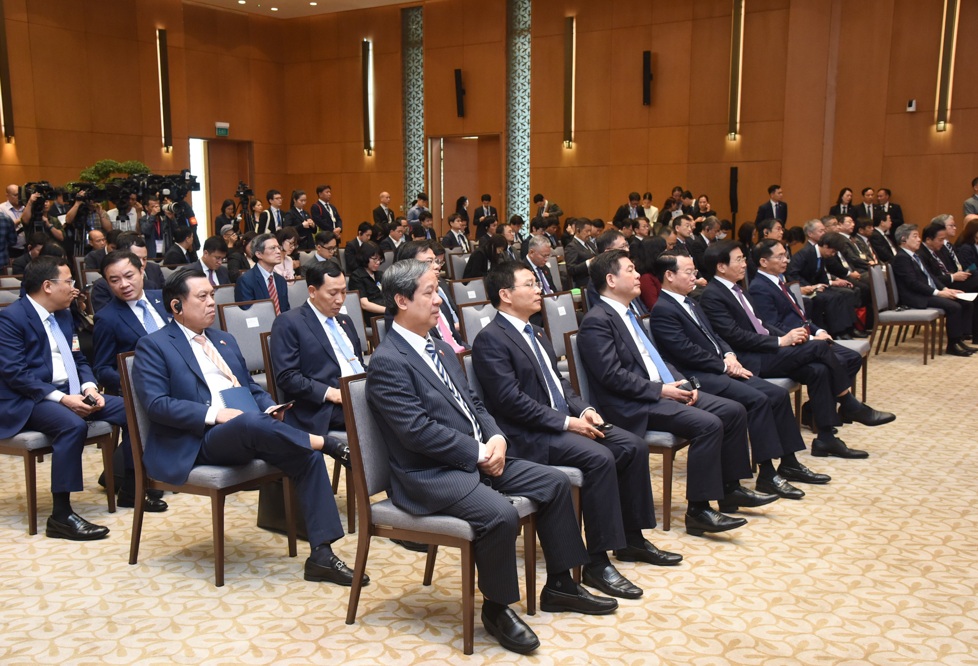 Các đại biểu tham dự buổi lễ ký kết và trao các văn kiện hợp tác.