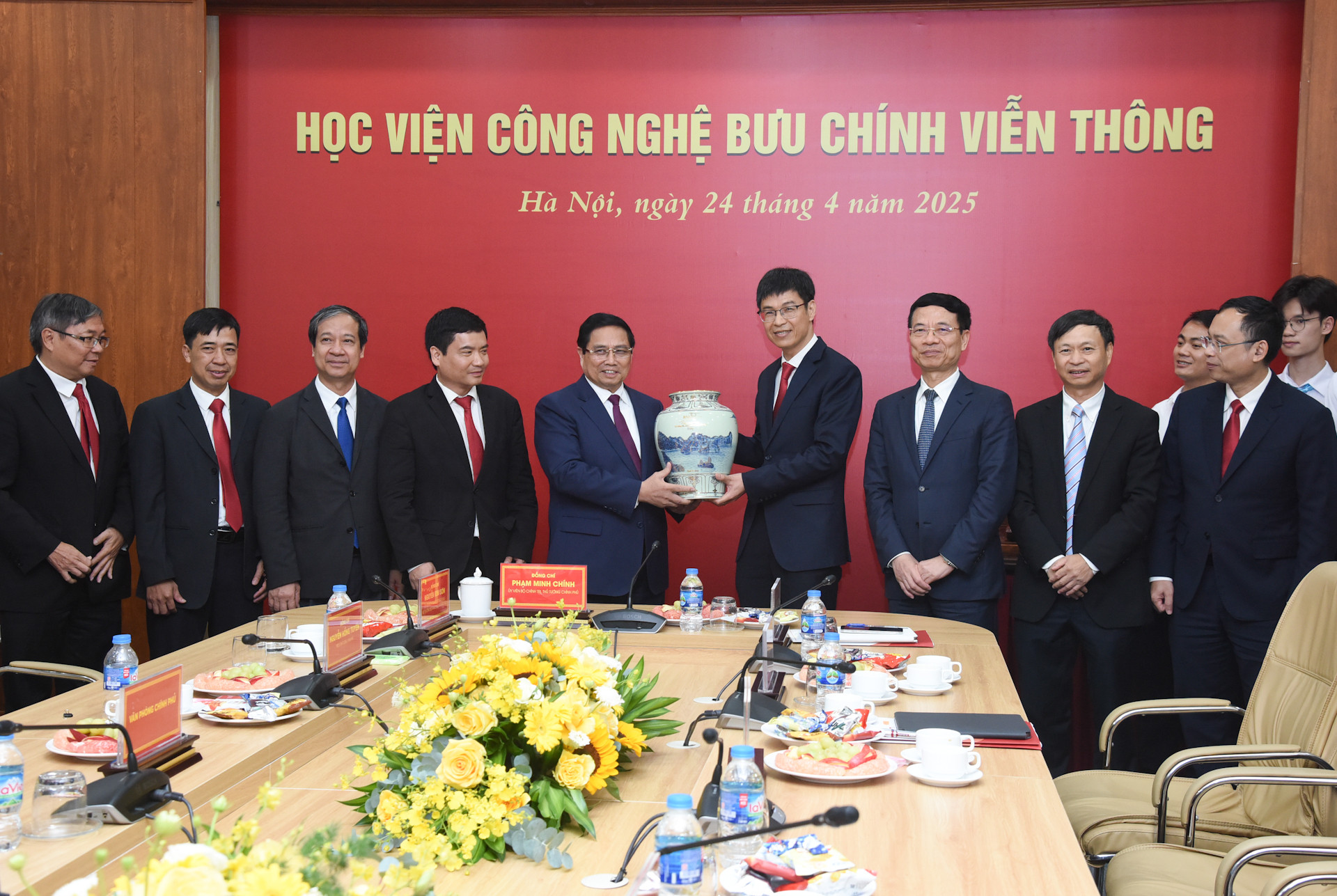 Thủ tướng Phạm Minh Chính trao quà, tặng Học viện Công nghệ Bưu chính Viễn thông.