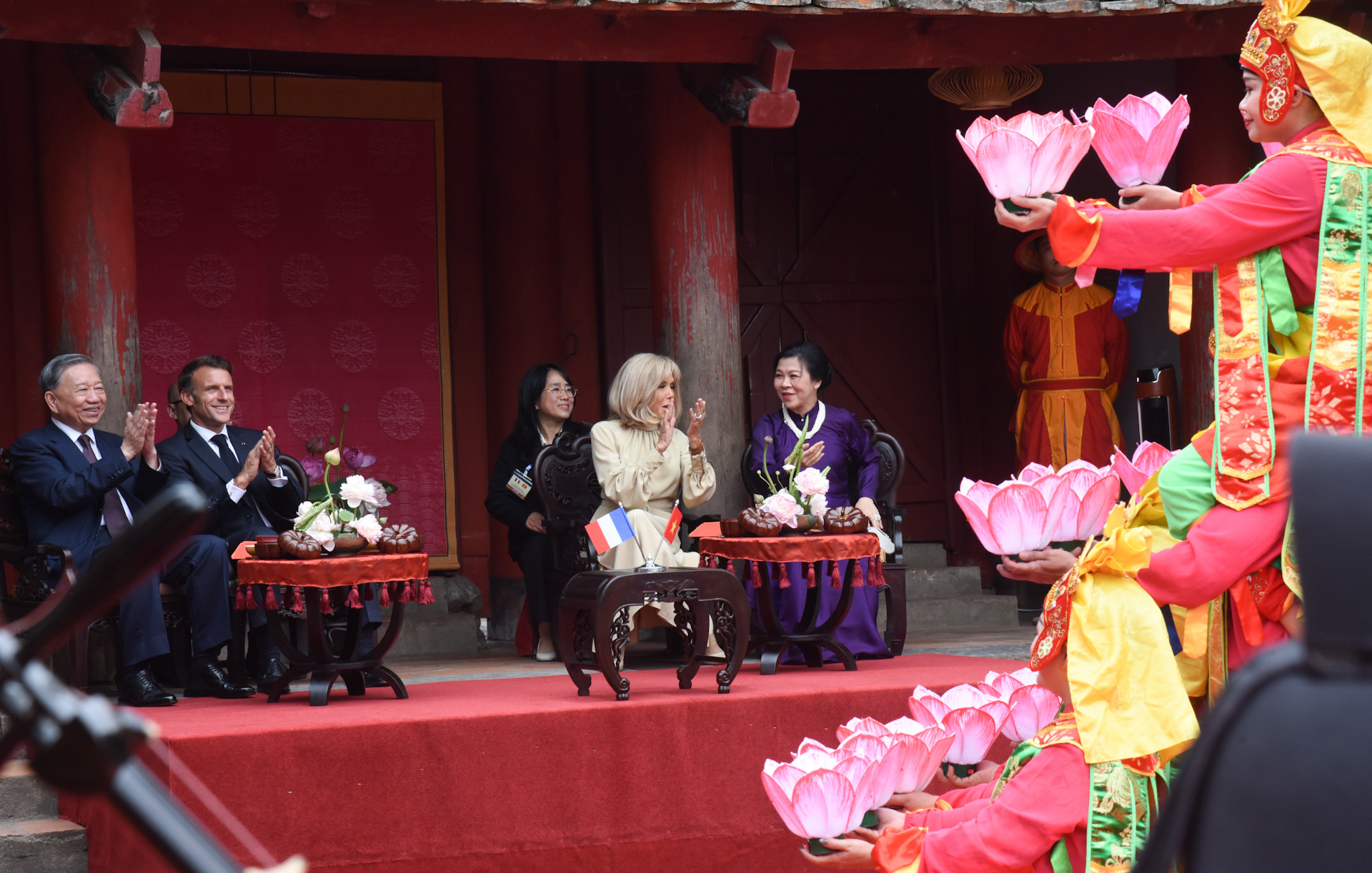 Tổng Bí thư Tô Lâm và Phu nhân Ngô Phương Ly cùng Tổng thống Emmanuel Macron và Phu nhân Brigitte Macron thưởng lãm trà, xem biểu diễn Nhã nhạc Cung đình Huế. Những tác phẩm được biểu diễn trong chương trình phần nào giúp Tổng thống Pháp và Phu nhân cảm nhận và hiểu hơn về đời sống văn hóa, cách nhìn nhận cuộc sống của người dân Việt Nam thông qua những câu chuyện, điệu múa...