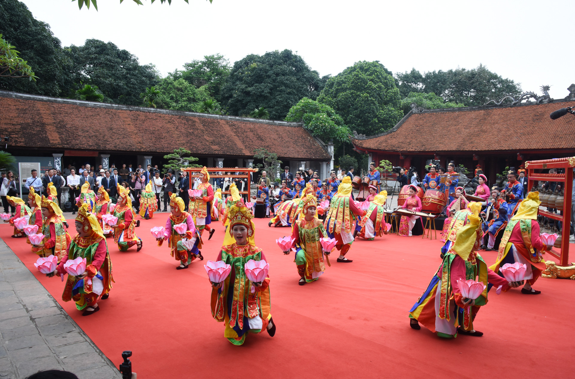 Từng phát triển rực rỡ dưới triều Nguyễn (1802-1945), Nhã nhạc, loại hình âm nhạc thường dùng để trình diễn trong các dịp đại lễ trang trọng của triều đình, những cuộc cúng tế thần linh và tổ tiên, đã trở thành một loại hình âm nhạc cung đình không thể thiếu của triều đại thời bấy giờ. Ngày nay, Nhã nhạc Huế vẫn là sự lựa chọn thưởng thức hàng đầu của du khách.