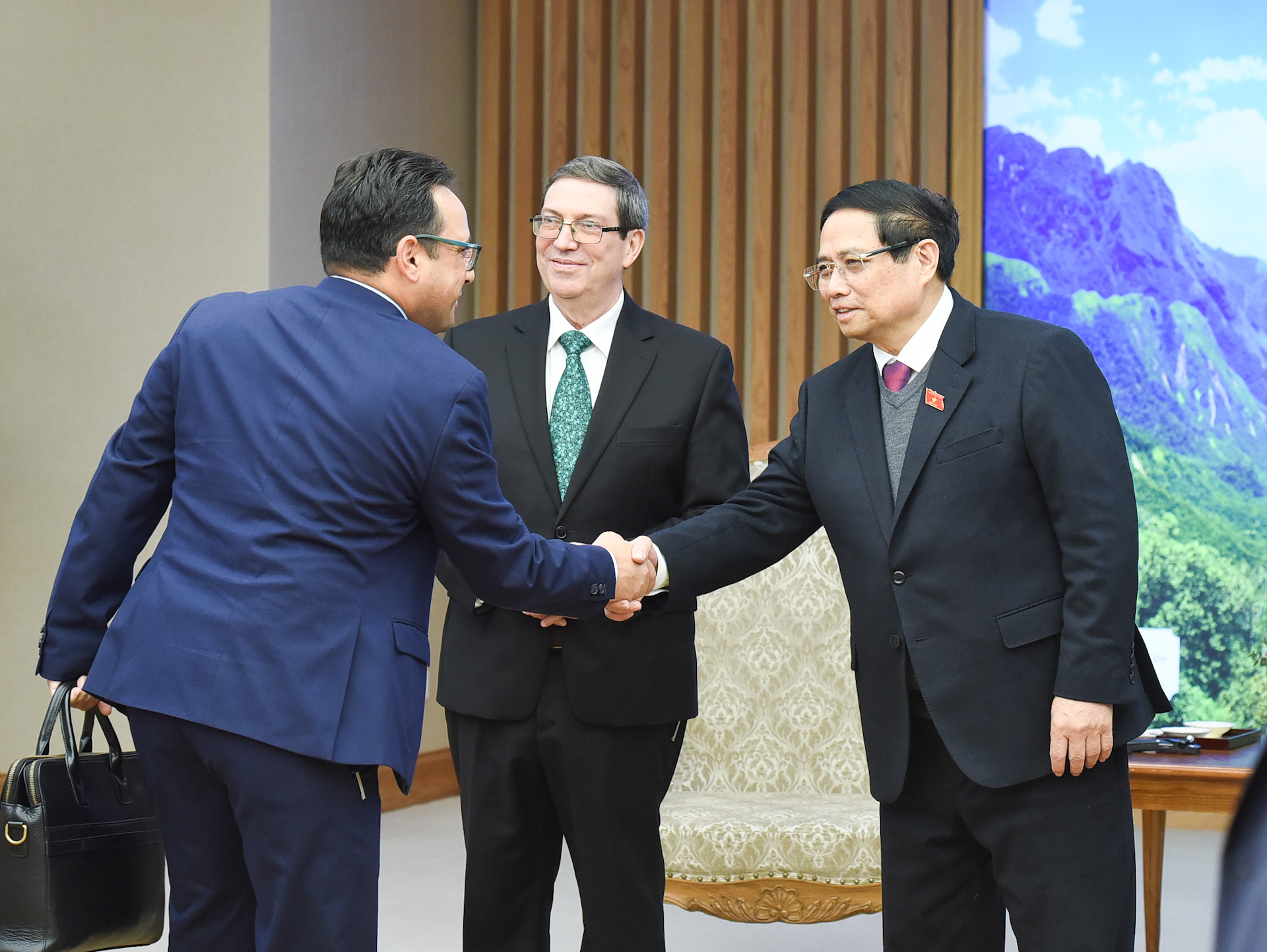 Thủ tướng Phạm Minh Chính đón các thành viên đi cùng đoàn với Bộ trưởng Ngoại giao Cuba Bruno Rodríguez Parrilla.