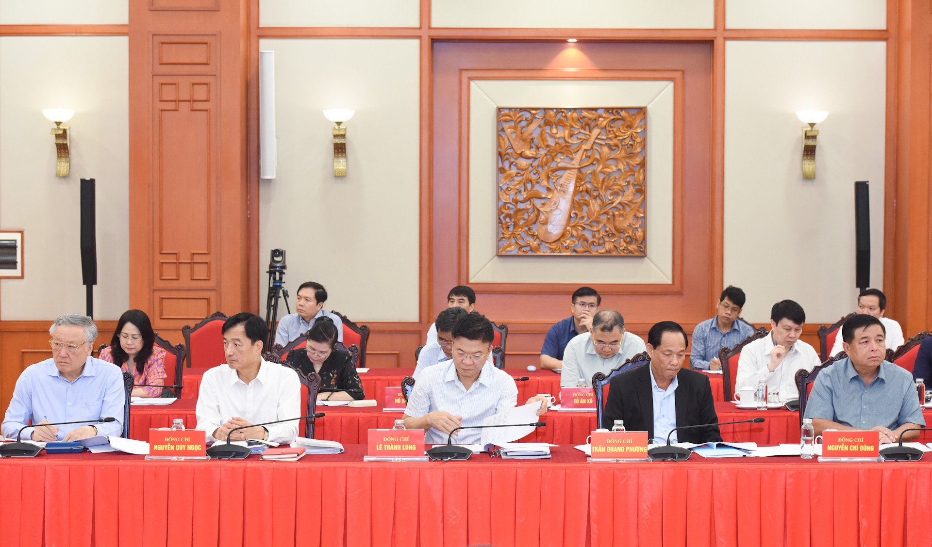 Thành viên Tiểu ban Kinh tế - Xã hội Đại hội XIV của Đảng tham dự buổi làm việc.