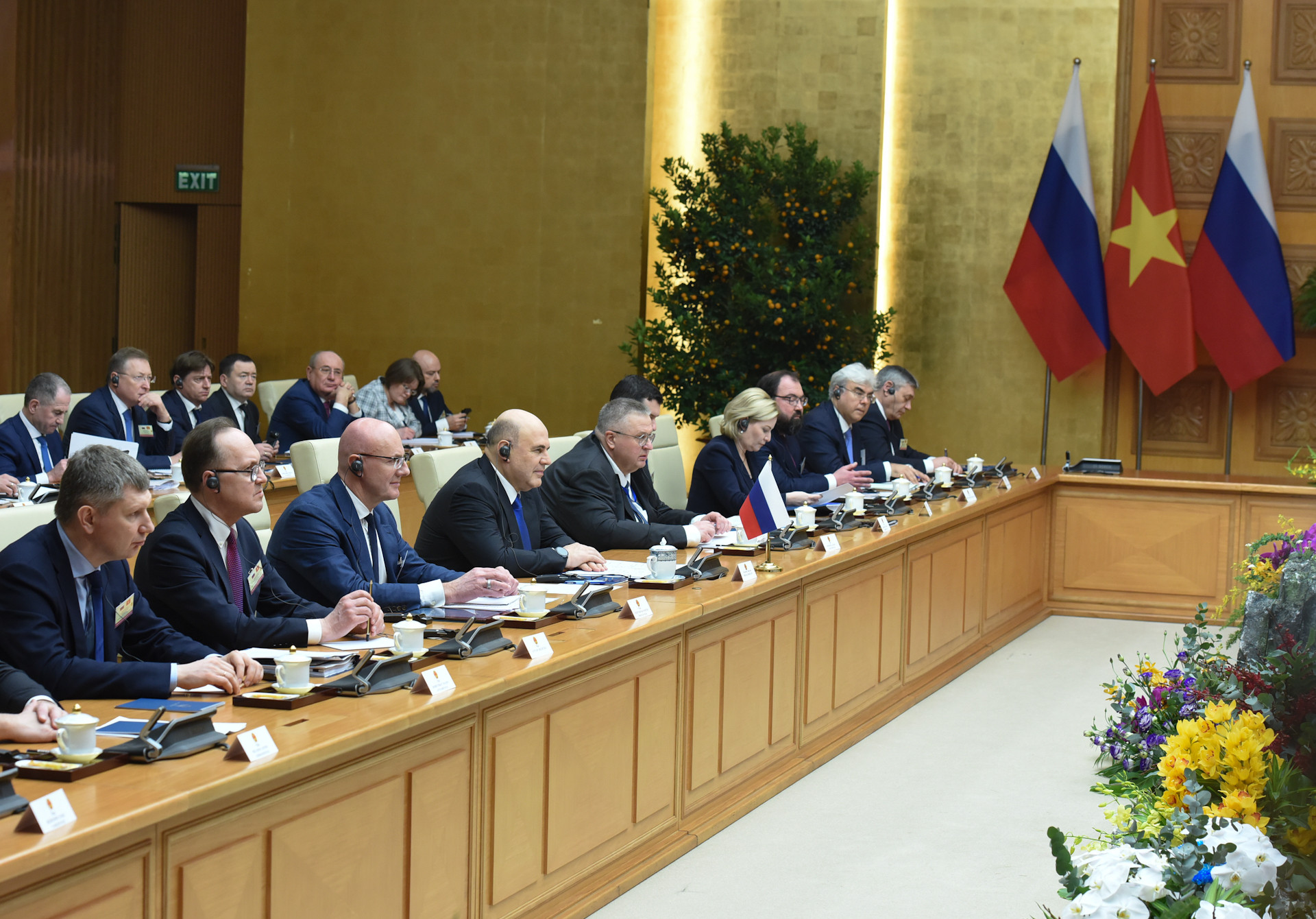 Thủ tướng Chính phủ Liên bang Nga Mikhail Vladimirovich Mishustin và các thành viên tham dự hội đàm với Thủ tướng Phạm Minh Chính.