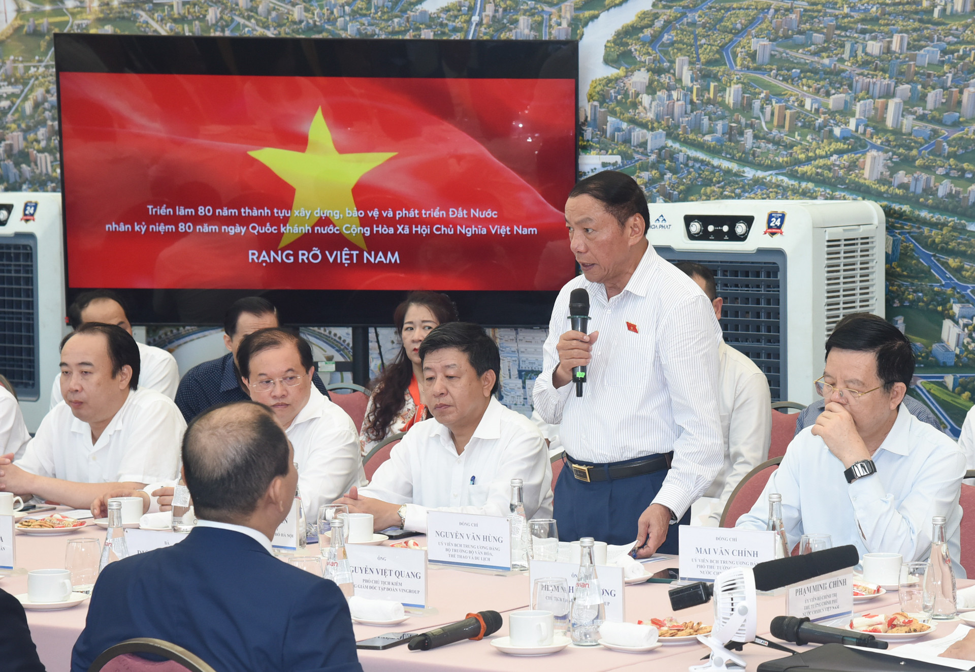 Bộ trưởng Văn hóa, Thể thao và Du lịch phát biểu tại buổi làm việc. Bộ trưởng Văn hóa, Thể thao và Du lịch phát biểu tại buổi làm việc.