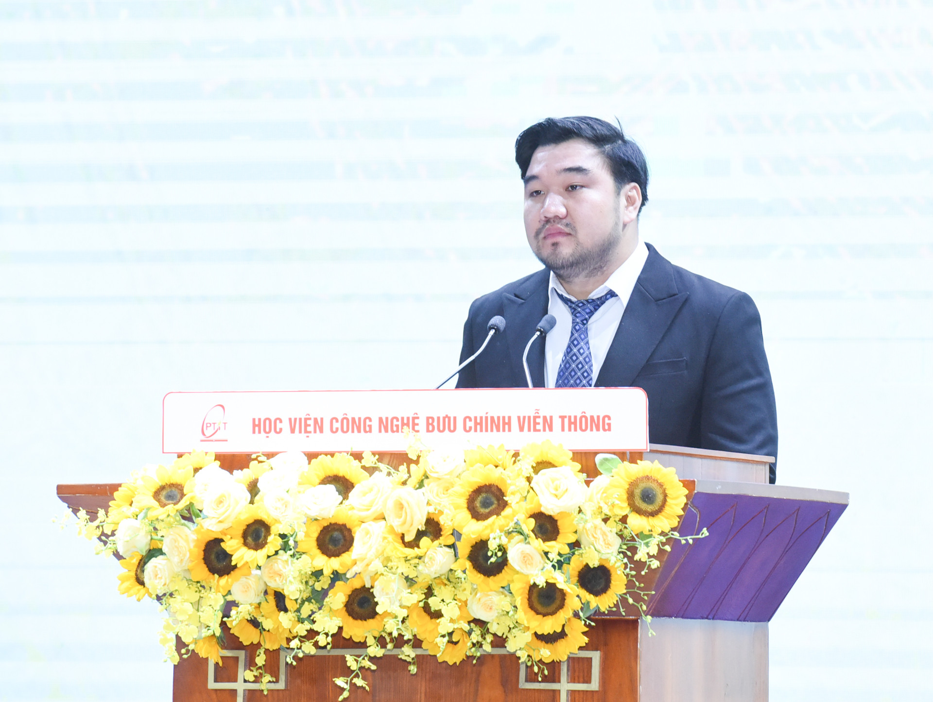 Giảng viên Đại học Quốc gia Hà Nội phát biểu tại lễ phát động.