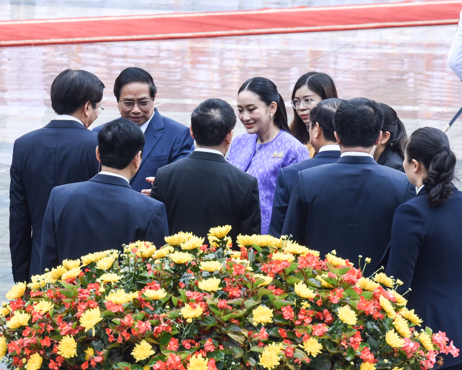 Thủ tướng Phạm Minh Chính giới thiệu các thành viên đoàn Việt Nam với Thủ tướng Vương quốc Thái Lan Paetongtarn Shinawatra.