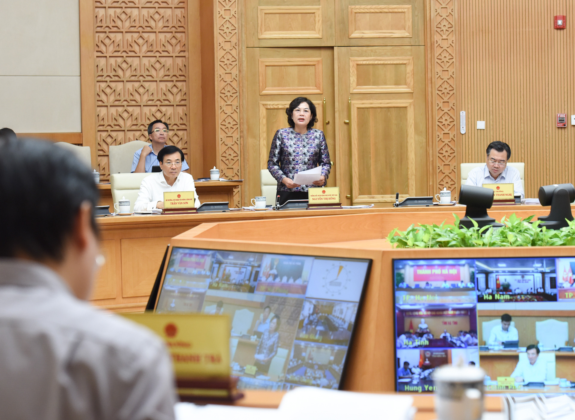 Thống đốc Ngân hàng Nhà nước Việt Nam Nguyễn Thị Hồng phát biểu tại phiên họp.