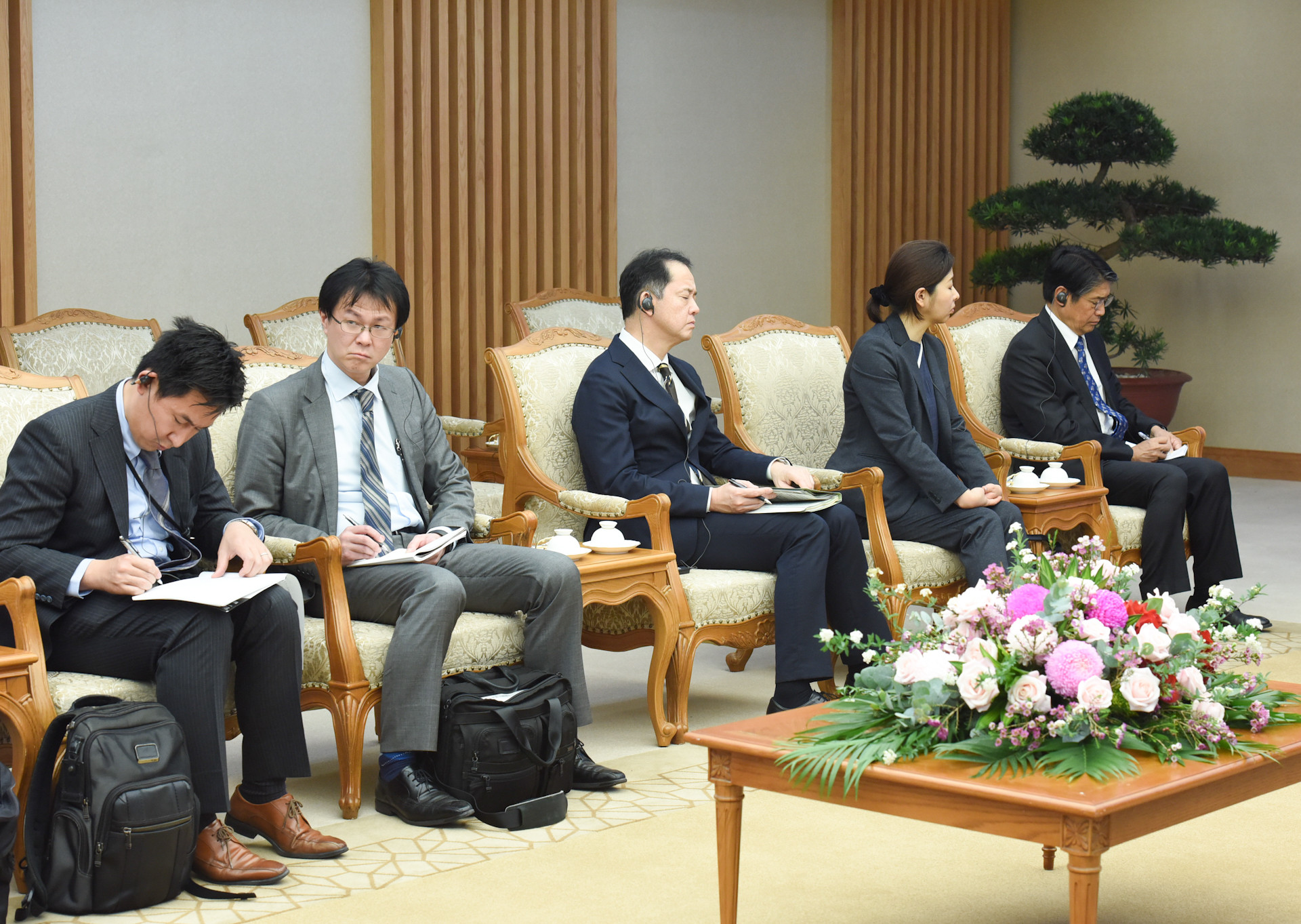 Các thành viên đi cùng Bộ trưởng Tài chính Nhật Bản Kato Katsunobu tại buổi tiếp.