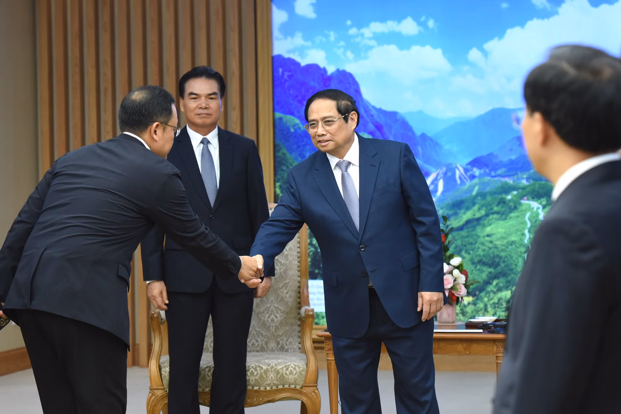 Thủ tướng Phạm Minh Chính đón các thành viên đi cùng đoàn với đồng chí Phet Phomphiphak, Bộ trưởng Kế hoạch và Đầu tư Lào, Chủ tịch Ủy ban hợp tác Lào-Việt Nam.