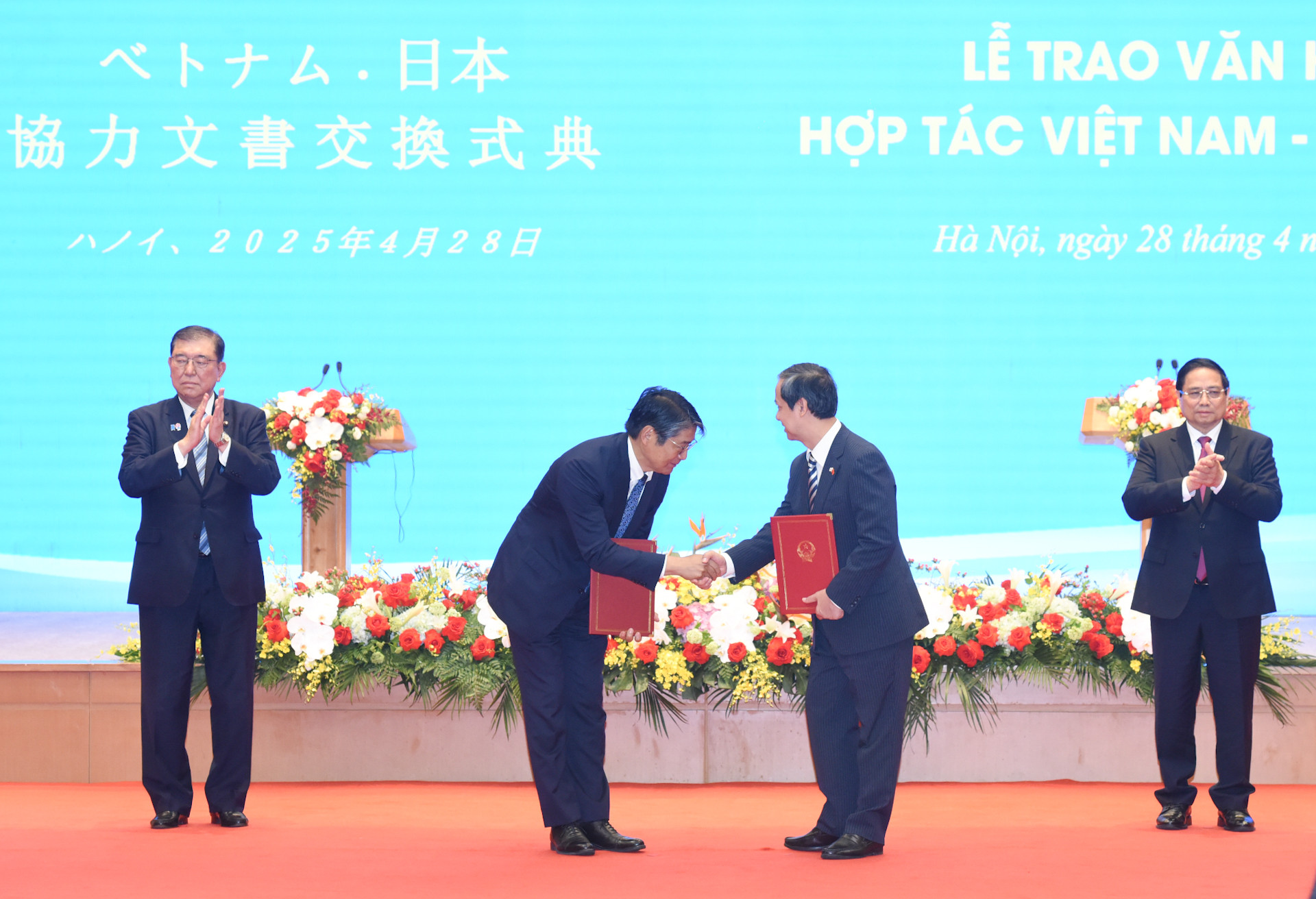 Bản ghi nhớ hợp tác giữa Bộ Giáo dục và Đào tạo nước Cộng hòa xã hội chủ nghĩa Việt Nam và Bộ Giáo dục, Văn hóa, Thể thao, Khoa học và Công nghệ Nhật Bản về hợp tác phát triển nguồn nhân lực trong lĩnh vực bán dẫn, do Bộ trưởng Giáo dục và Đào tạo Nguyễn Kim Sơn trao Đại sứ Nhật Bản tại Việt Nam Ito Naoki.