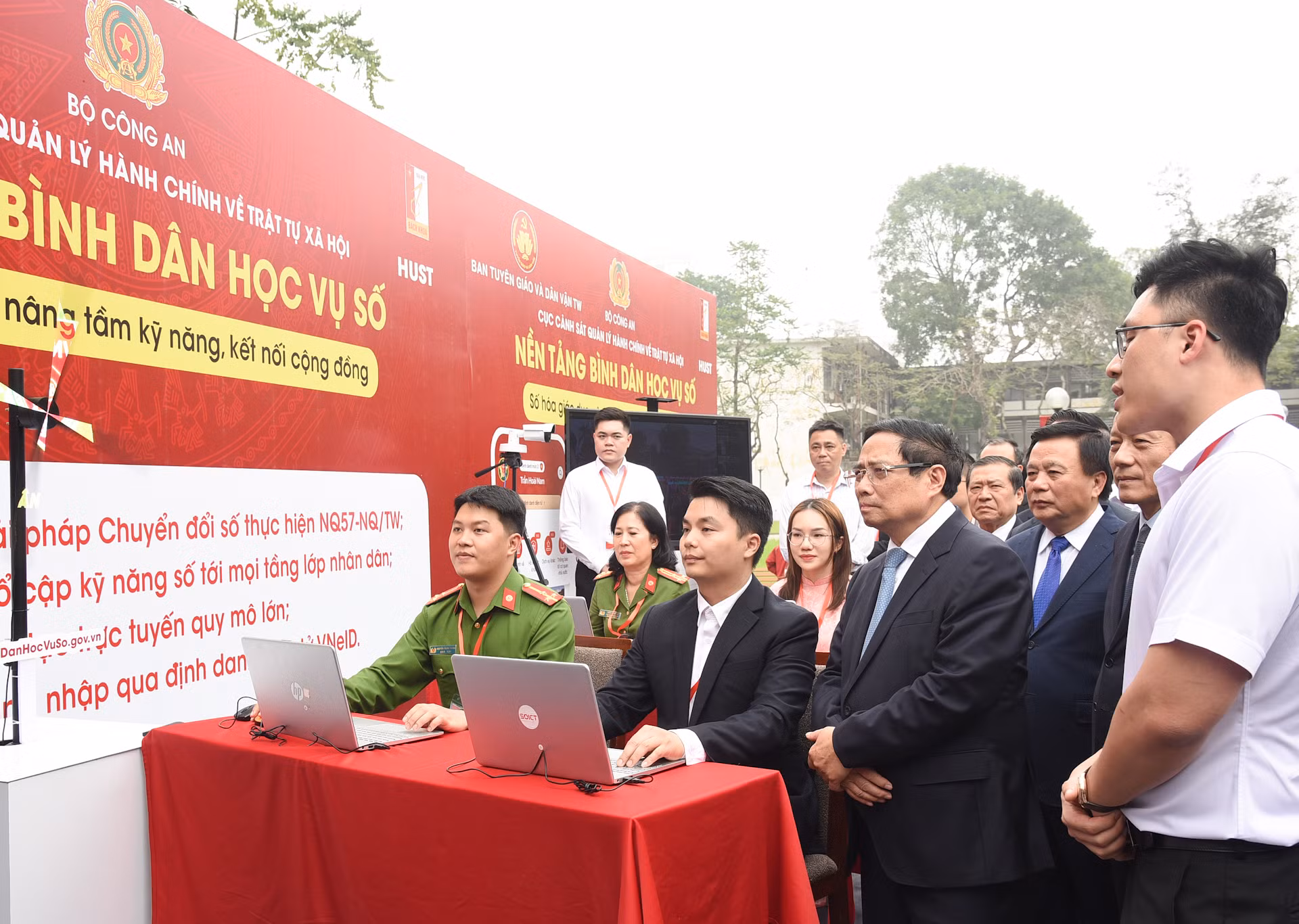 Thủ tướng Phạm Minh Chính tham quan nền tảng “Bình dân học vụ số”. 