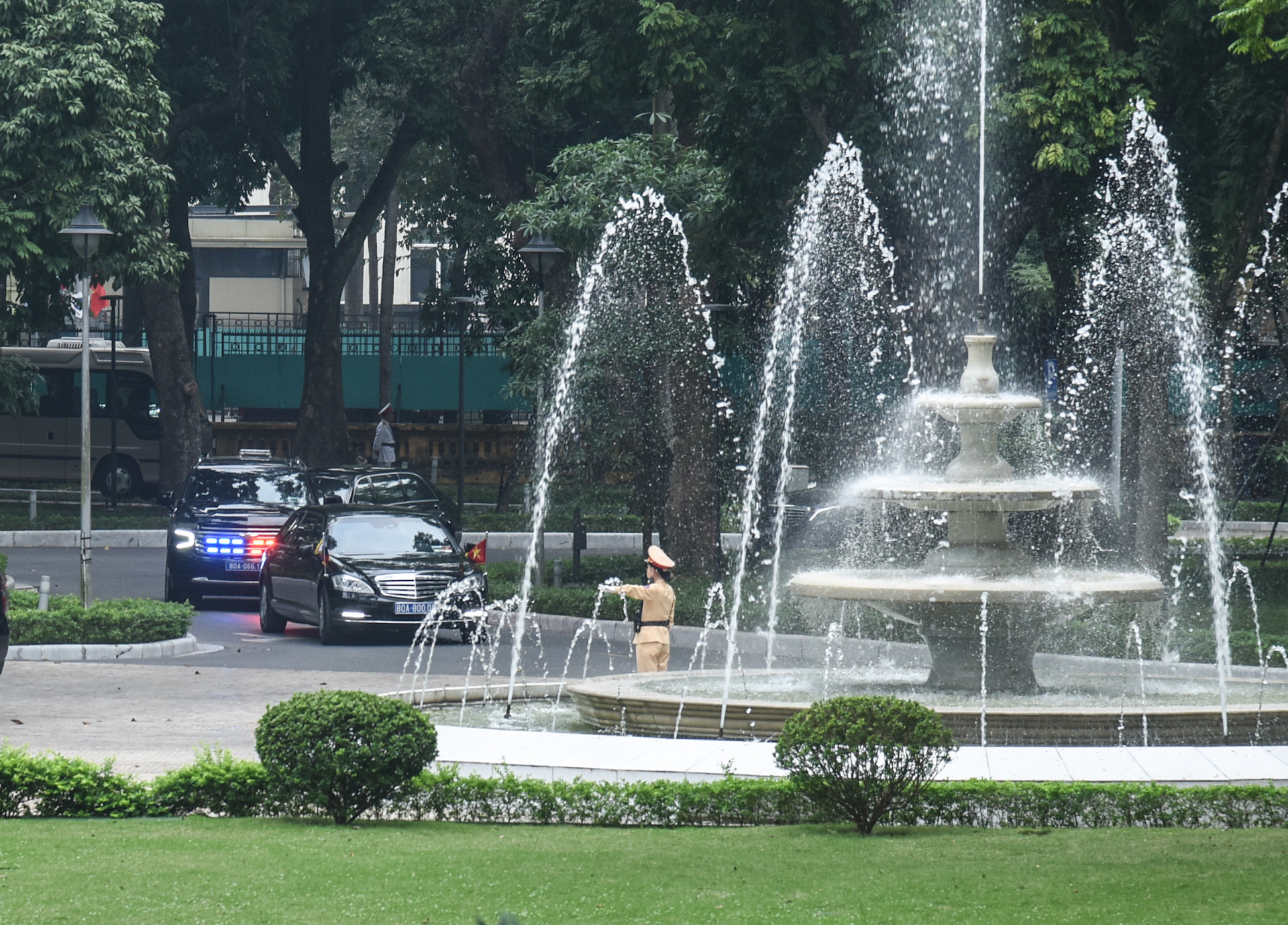 [Ảnh] Thủ tướng Phạm Minh Chính đón, hội kiến Tổng thống Bulgaria Rumen Radev ảnh 2