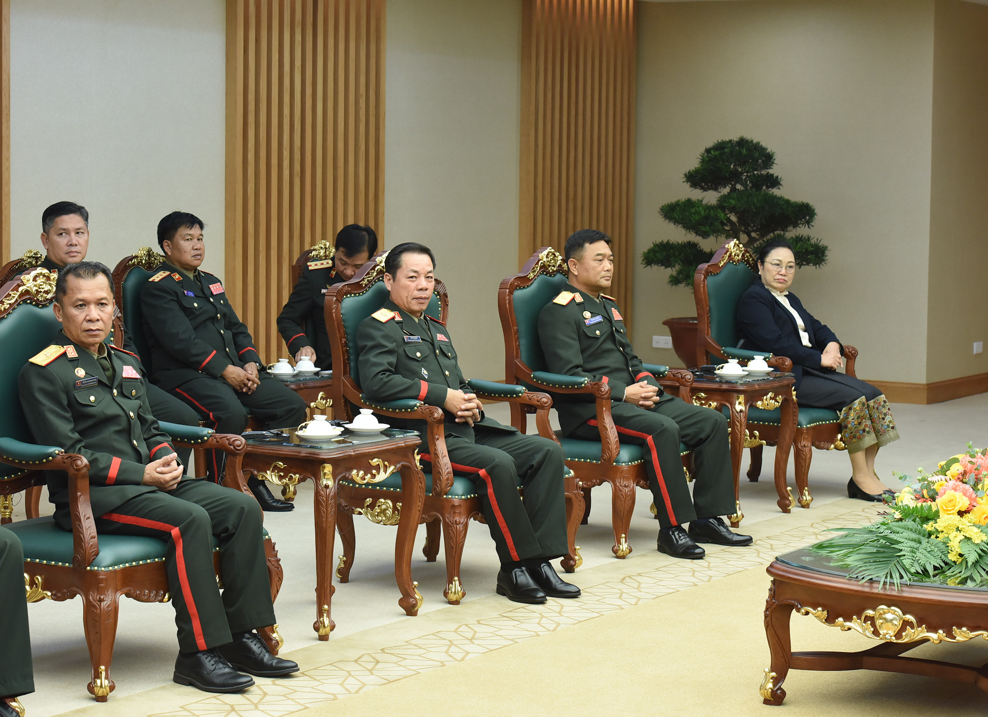 Các thành viên đi cùng đoàn với Trung tướng Saichay Kommasith, Thứ trưởng Quốc phòng, Tổng Tham mưu trưởng Quân đội nhân dân Lào tham dự buổi tiếp.