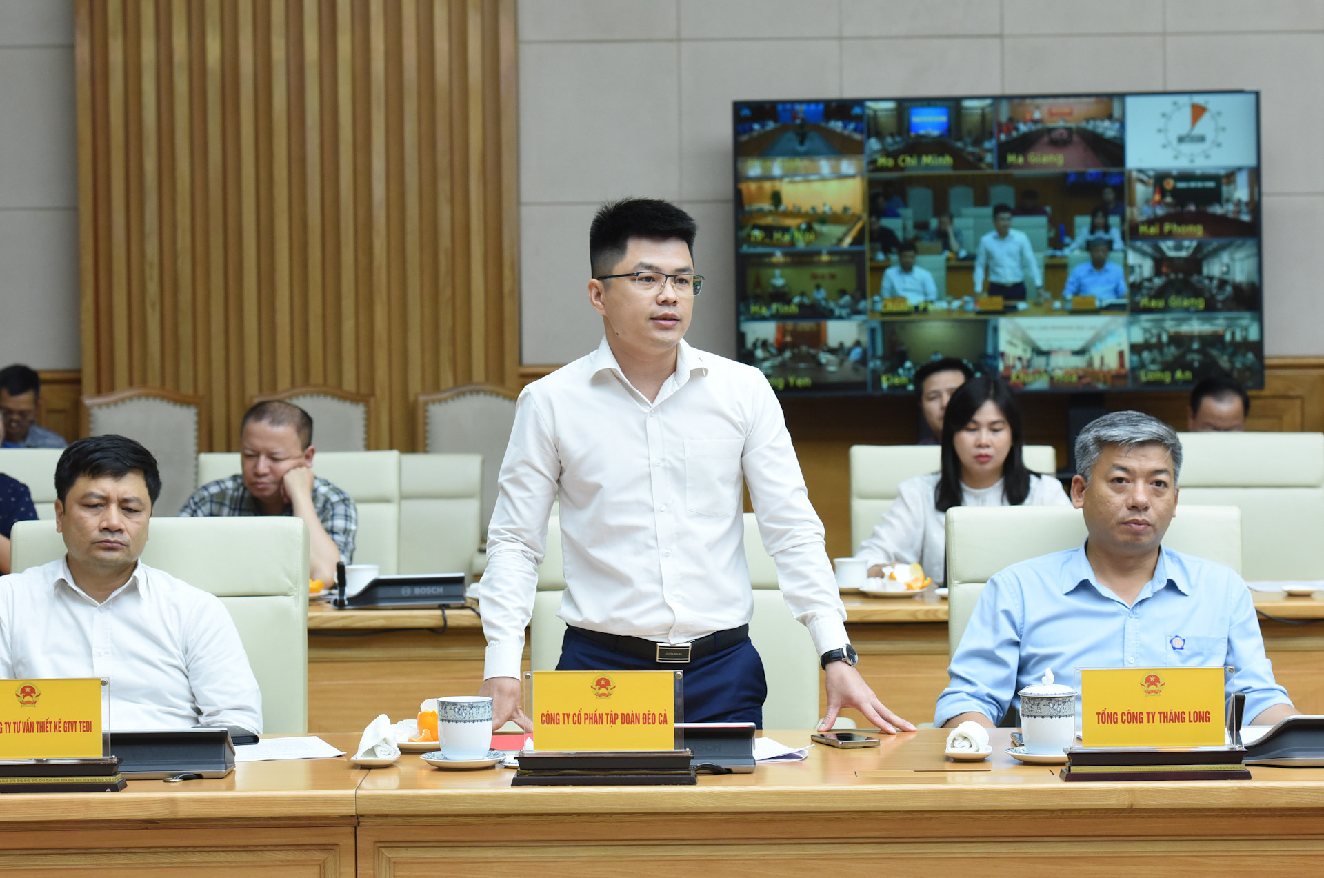 Đại diện doanh nghiệp phát biểu tại phiên họp.