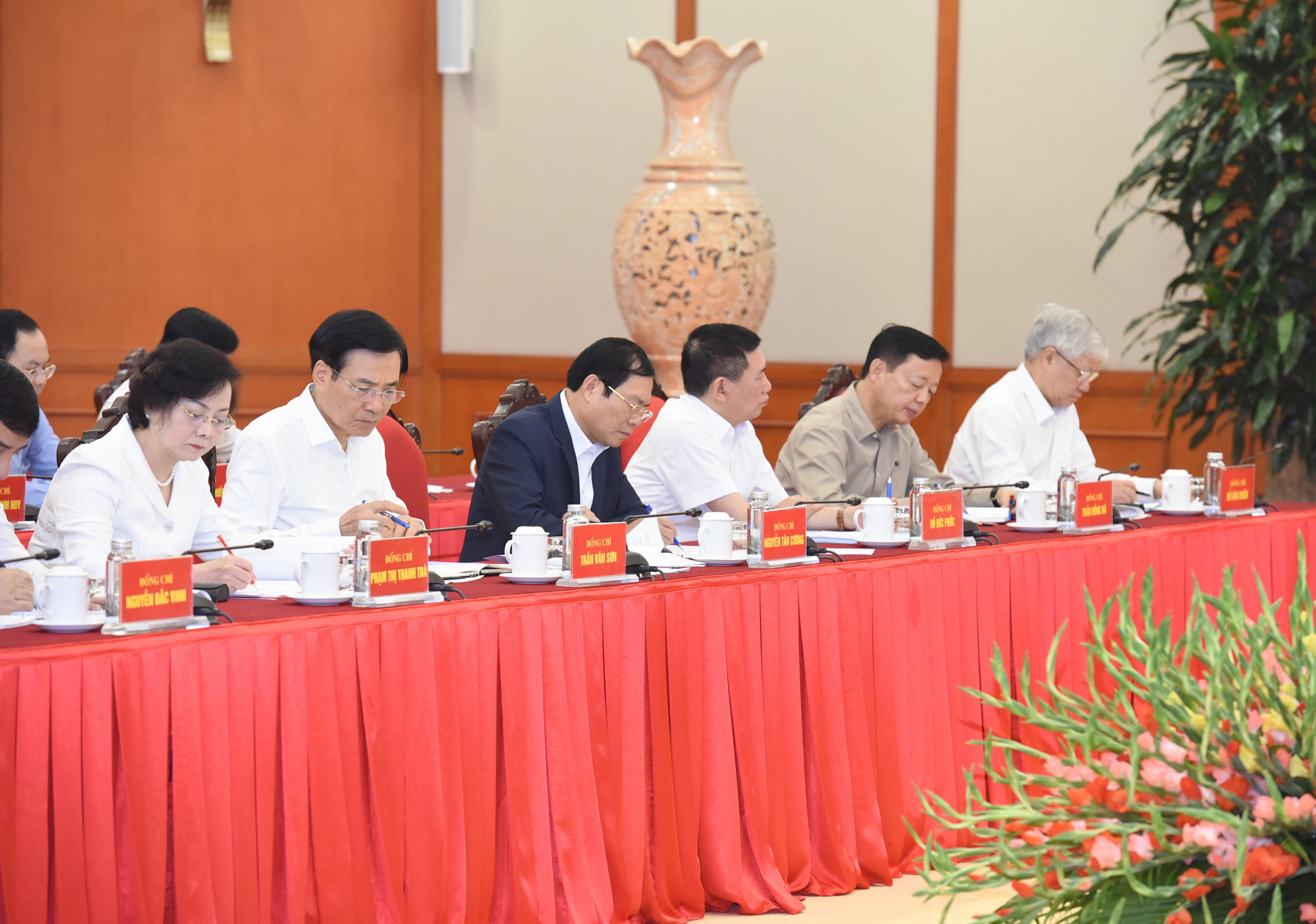 Các thành viên Tiểu ban Kinh tế-Xã hội Đại hội XIV của Đảng tham dự buổi làm việc.