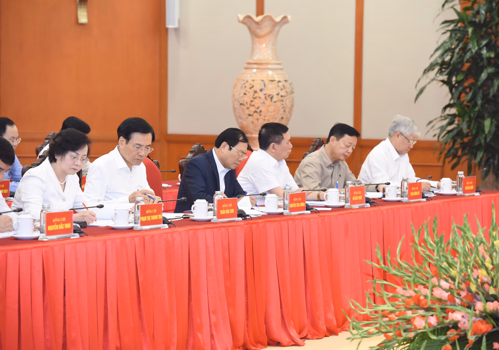 Các thành viên Tiểu ban Kinh tế-Xã hội Đại hội XIV của Đảng tham dự buổi làm việc.