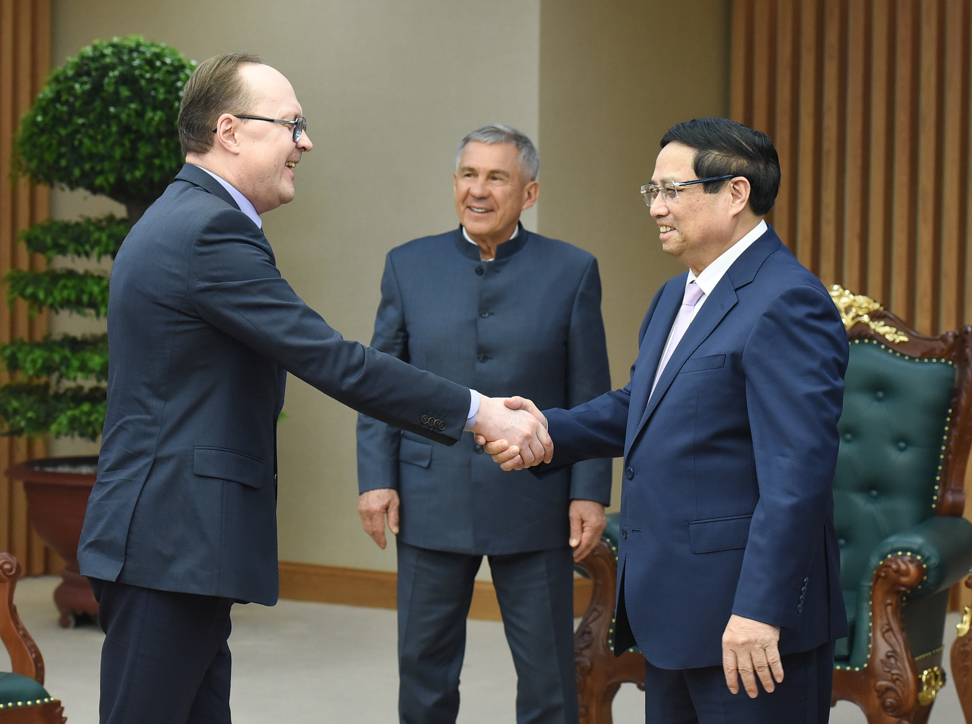 Thủ tướng Phạm Minh Chính đón thành viên đi cùng ông Rustam Minnikhanov, Người đứng đầu Cộng hòa Tatarstan thuộc Liên bang Nga.