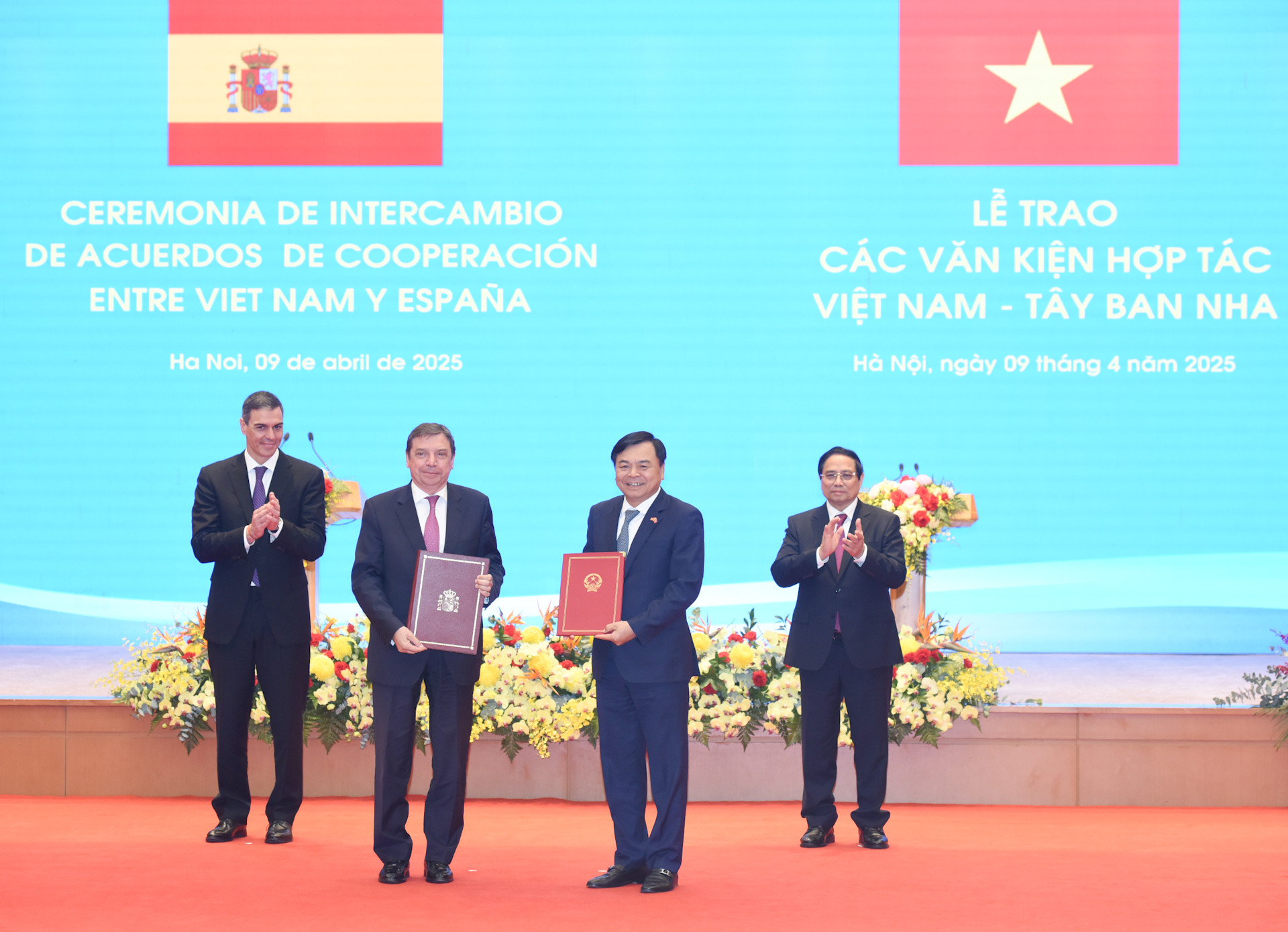 Thủ tướng Phạm Minh Chính và Thủ tướng Tây Ban Nha Pedro Sanchez chứng kiến Lễ trao Bản ghi nhớ hợp tác về an toàn và chất lượng thực phẩm, thú y, bảo vệ thực vật và thủy sản giữa Bộ Nông nghiệp và Môi trường Việt Nam và Bộ Nông nghiệp, Thủy sản và Lương thực Tây Ban Nha.
