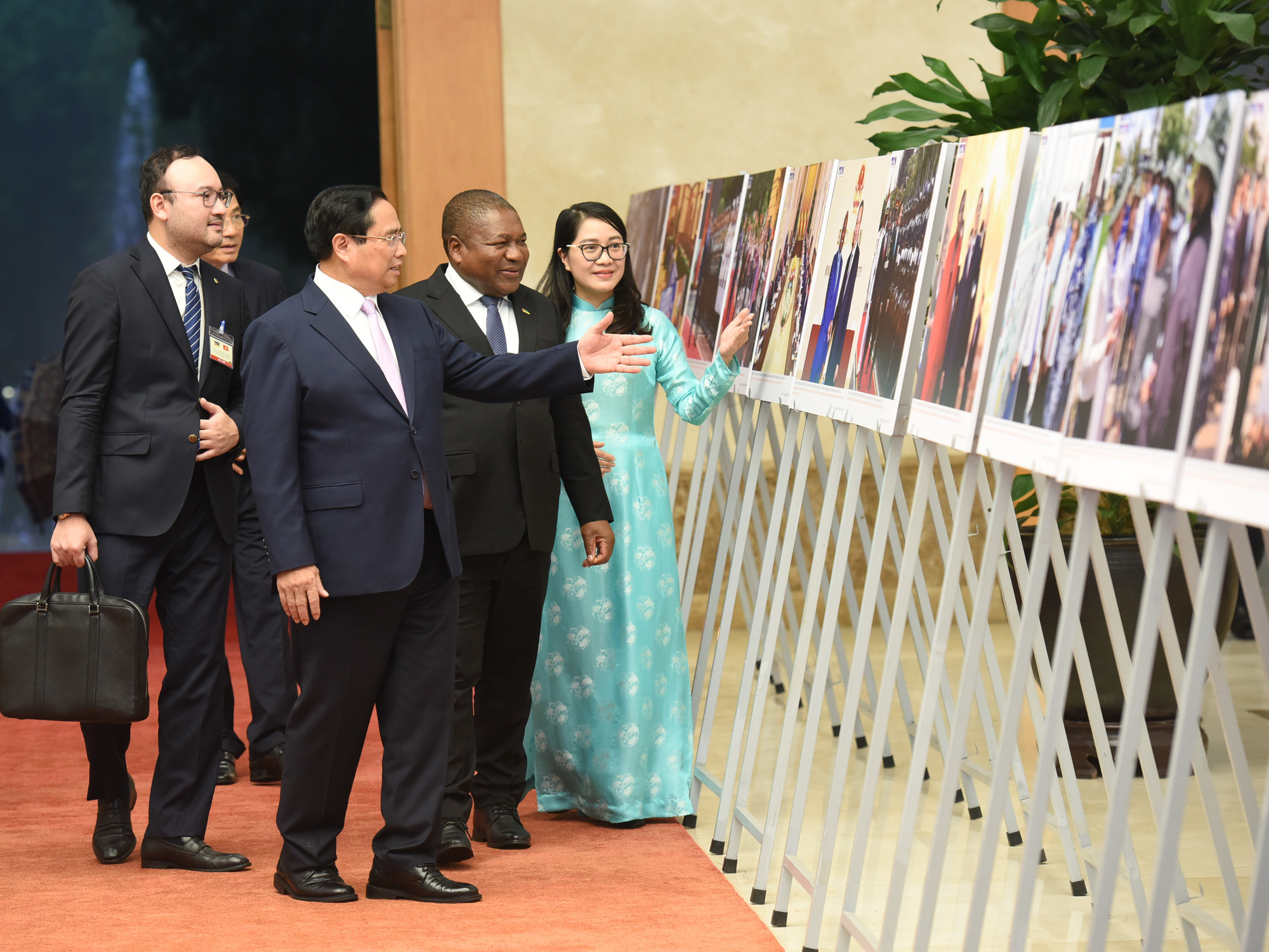 Thủ tướng Phạm Minh Chính giới thiệu với Tổng thống Cộng hòa Mozambique Filipe Jacinto Nyusi về hình ảnh ngoại giao giữa hai nước.