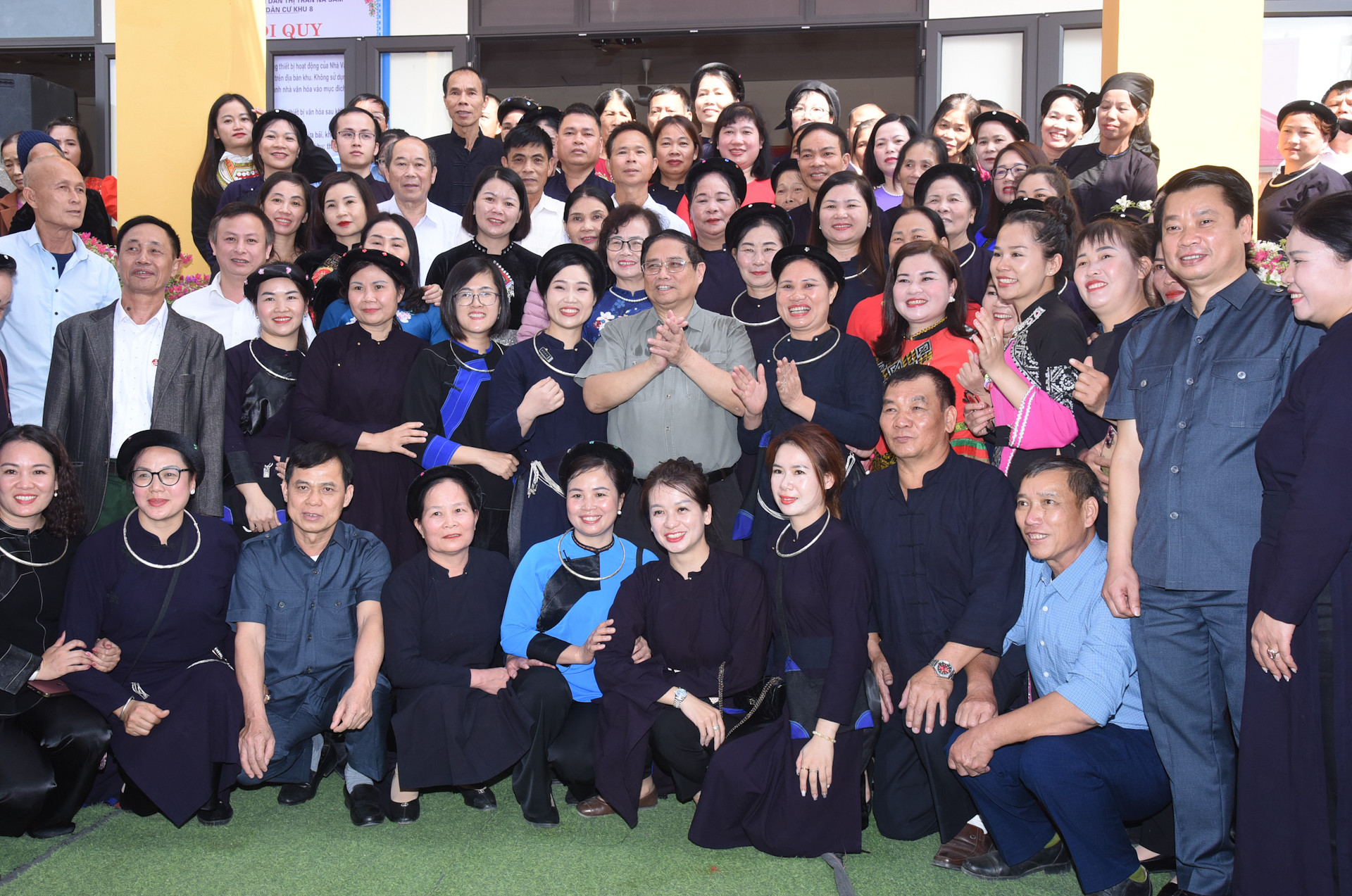 Thủ tướng Phạm Minh Chính với đồng bào các dân tộc tỉnh Lạng Sơn.