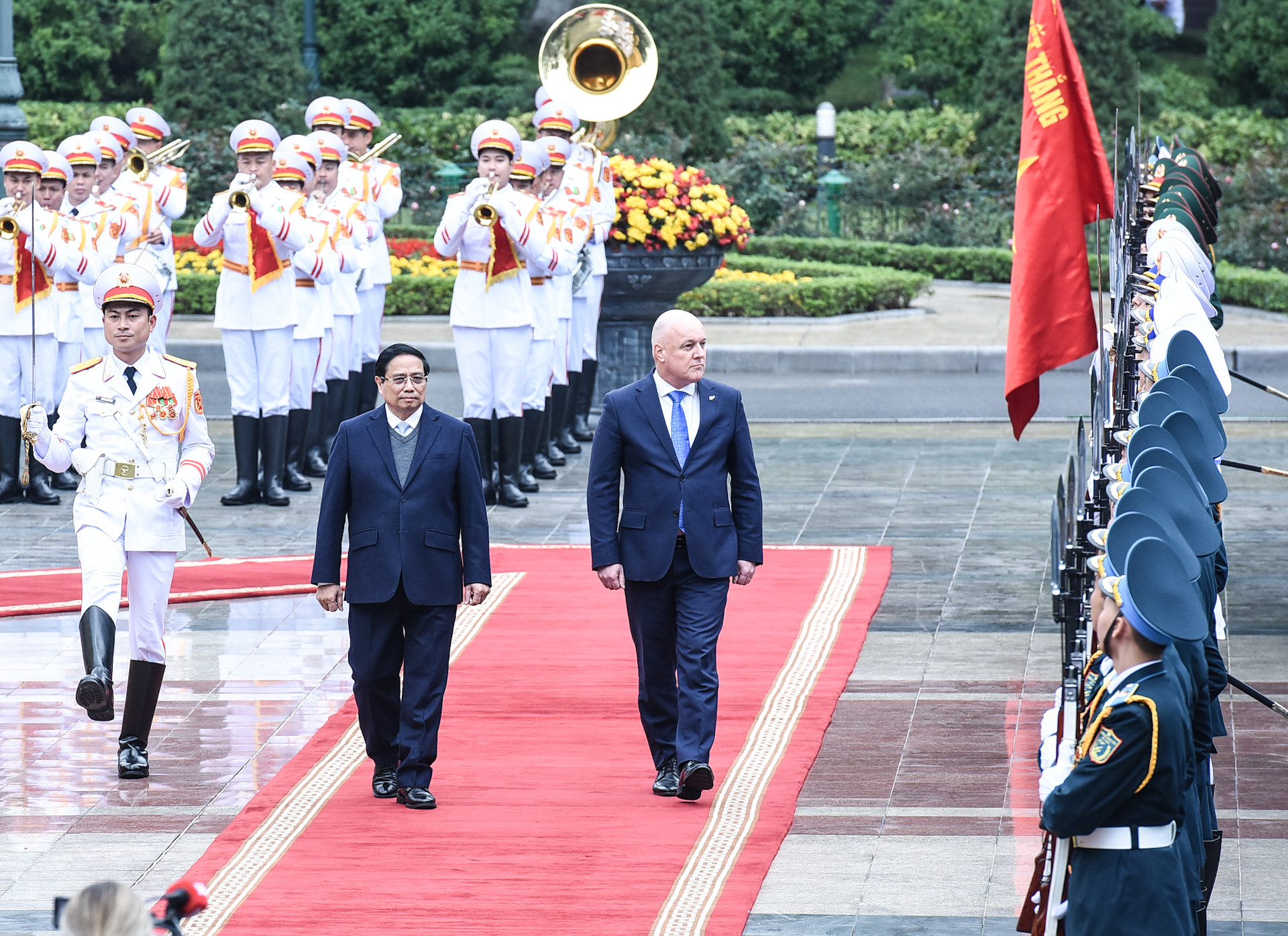 Thủ tướng Phạm Minh Chính và Thủ tướng New Zealand Christopher Luxon duyệt Đội danh dự Quân đội nhân dân Việt Nam.