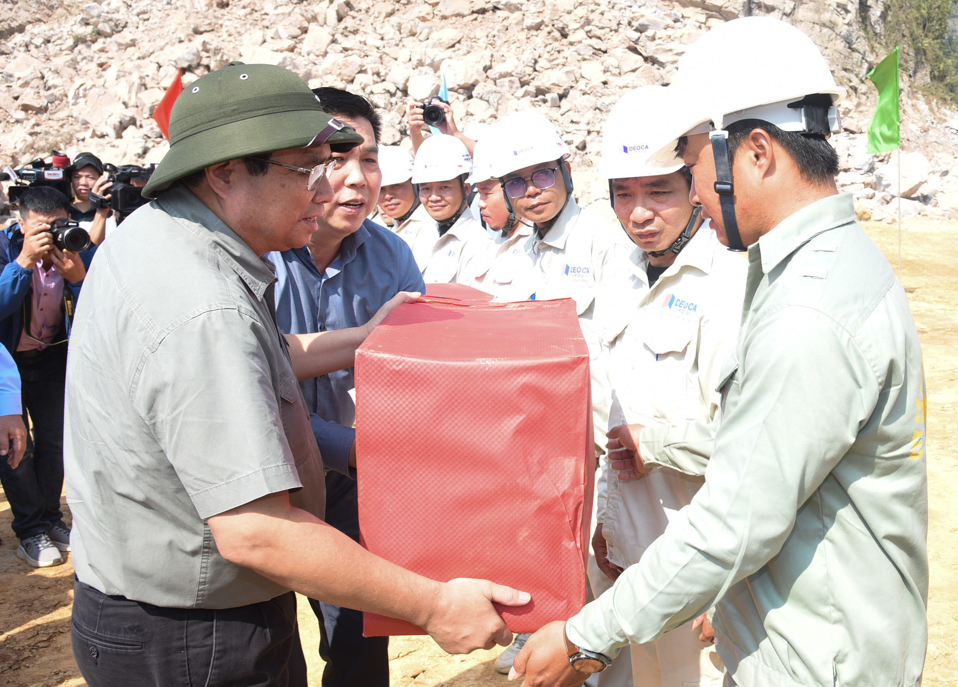 Thủ tướng Phạm Minh Chính tặng quà công nhân thi công đường bộ cao tốc Đồng Đăng-Trà Lĩnh đoạn qua tỉnh Cao Bằng. Thủ tướng Phạm Minh Chính tặng quà công nhân thi công đường bộ cao tốc Đồng Đăng-Trà Lĩnh đoạn qua tỉnh Cao Bằng.