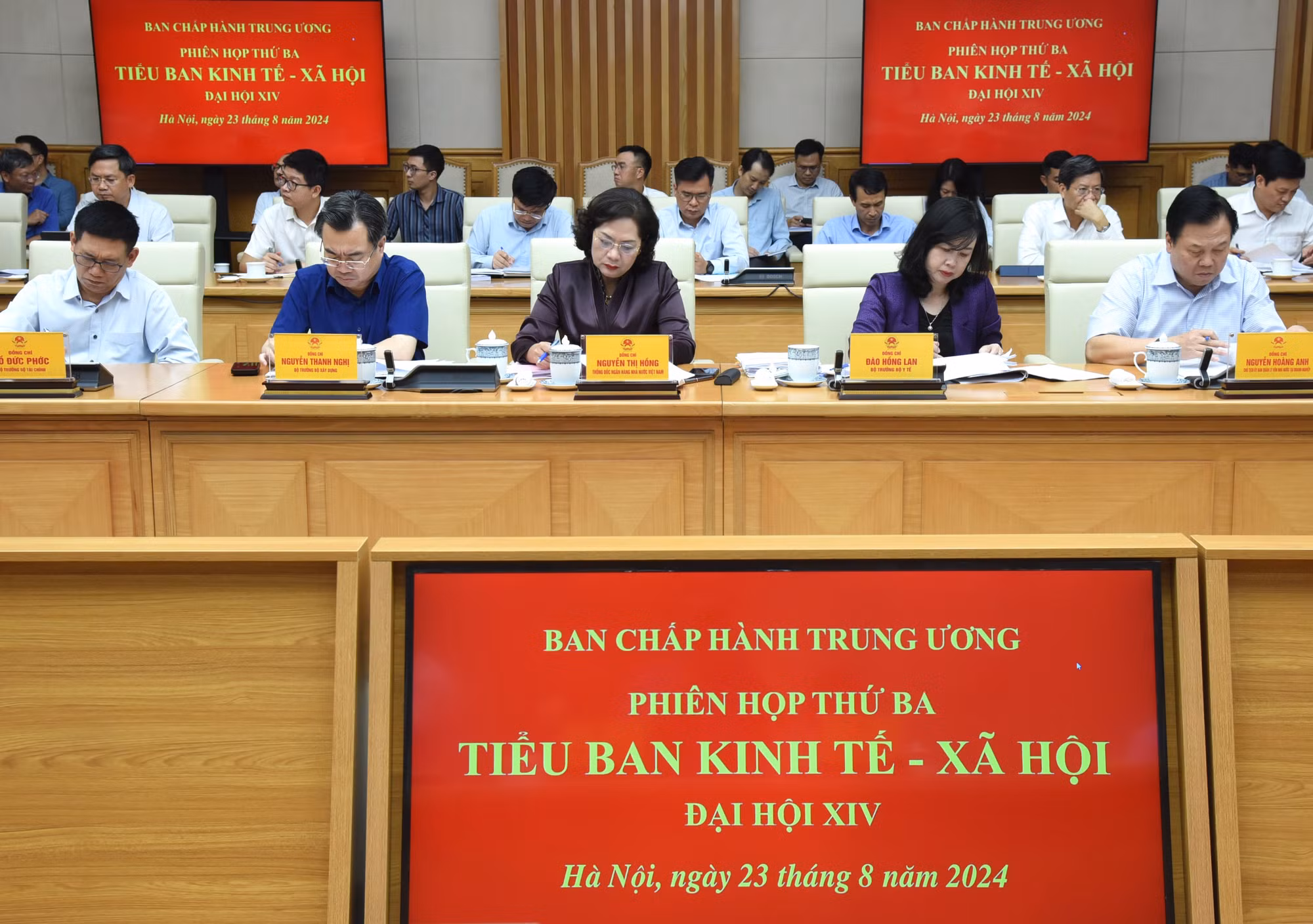 Các thành viên Tiểu ban kinh tế-xã hội Đại hội XIV của Đảng tham dự phiên họp.