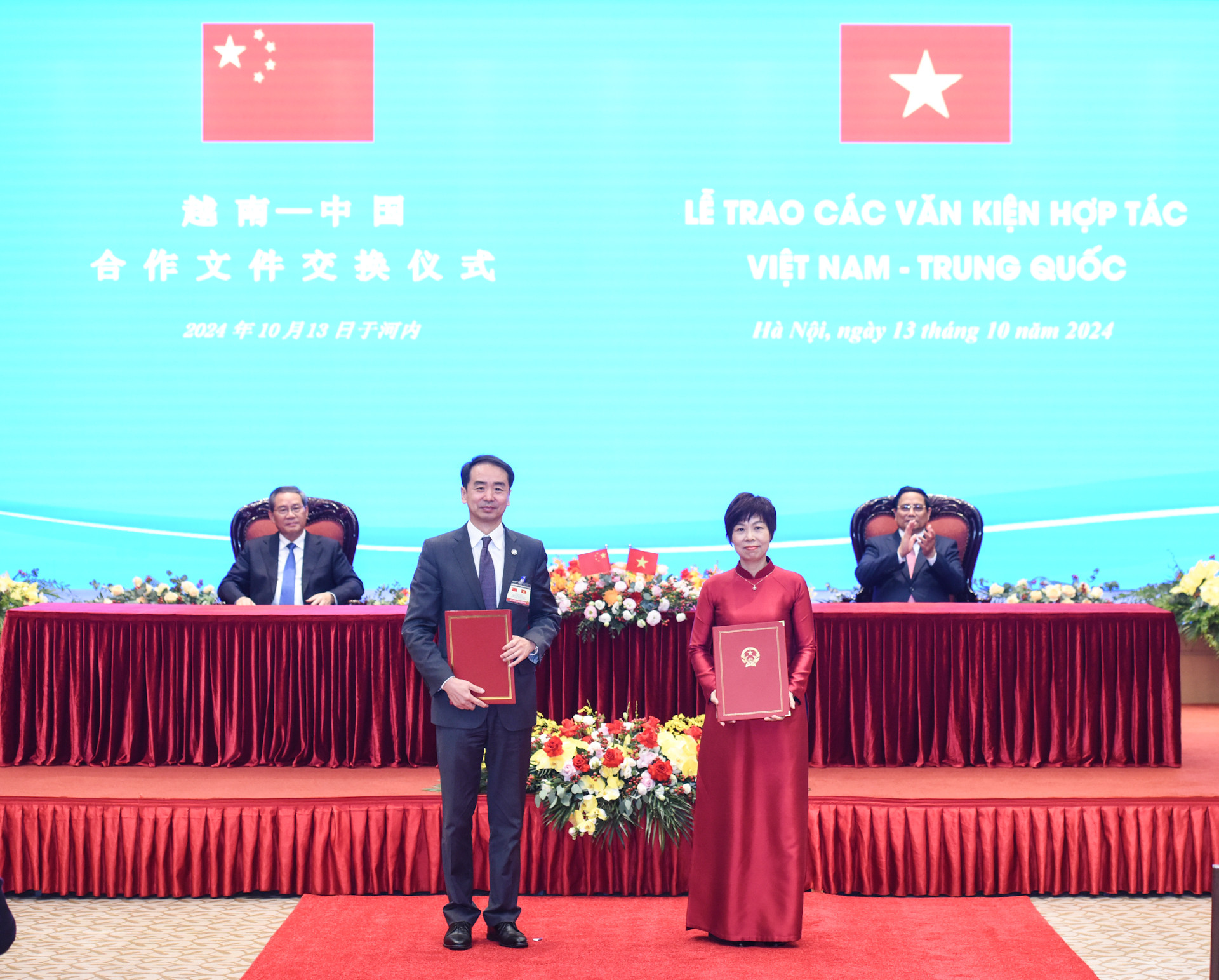 Hai Thủ tướng chứng kiến trao Bản ghi nhớ hợp tác giữa Thông tấn xã Việt Nam và Đài Phát thanh truyền hình Trung ương Trung Quốc.