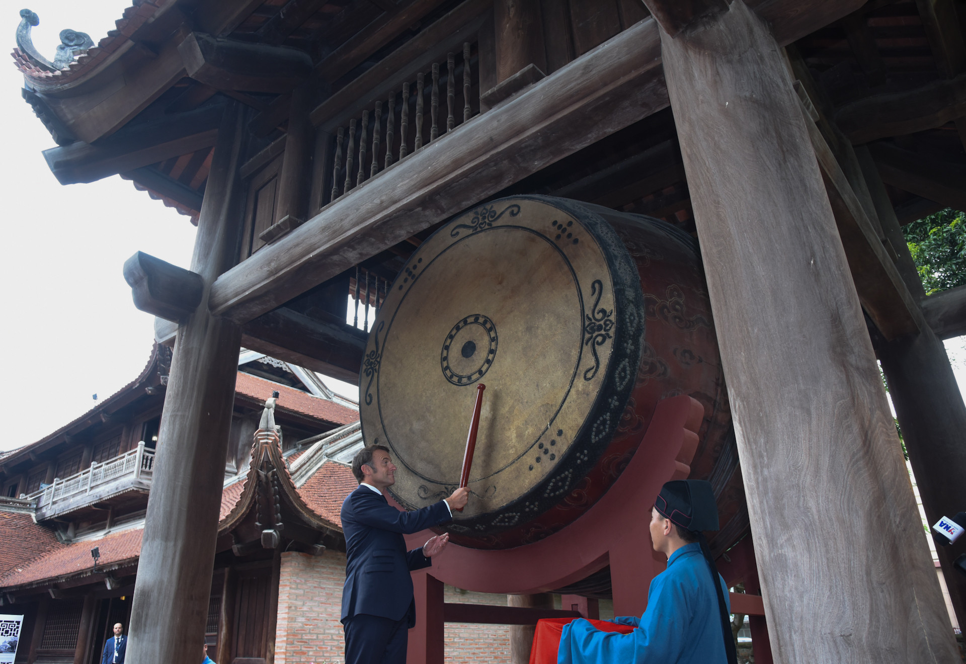 Tổng Bí thư Tô Lâm mời Tổng thống Pháp đánh trống Sấm.