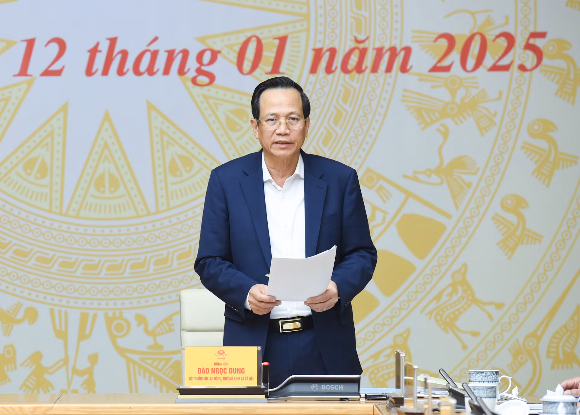 Bộ trưởng Lao động-Thương binh và Xã hội Đào Ngọc Dung báo cáo kết quả triển khai xoá nhà tạm, nhà dột nát trên phạm vi cả nước. Bộ trưởng Lao động-Thương binh và Xã hội Đào Ngọc Dung báo cáo kết quả triển khai xoá nhà tạm, nhà dột nát trên phạm vi cả nước.