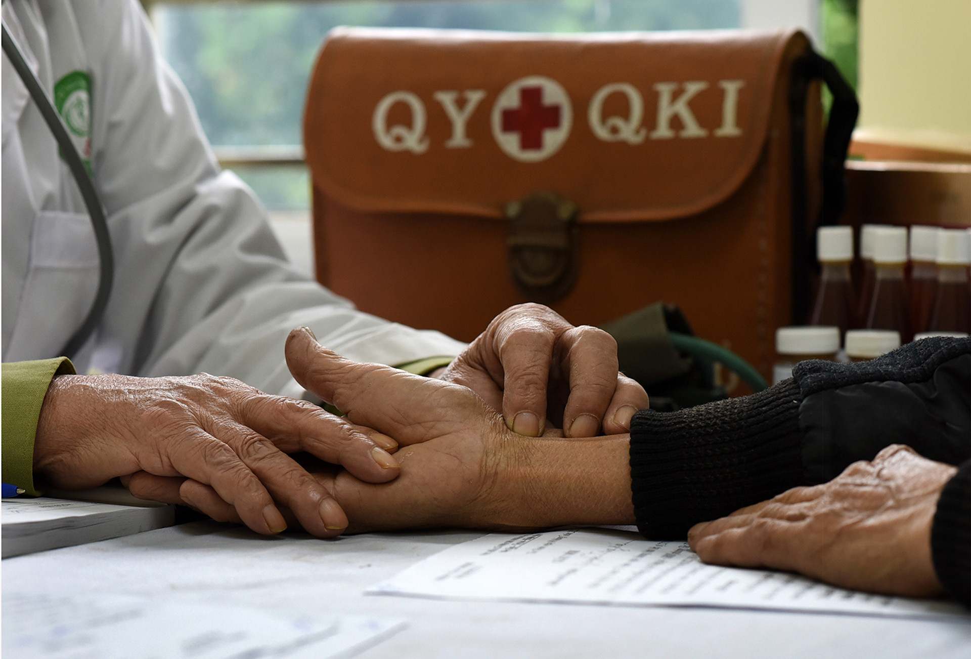 Những bàn tay, lòng nhân hậu của người thầy thuốc đã giúp nhiều người dân qua cơn bệnh hiểm nghèo.