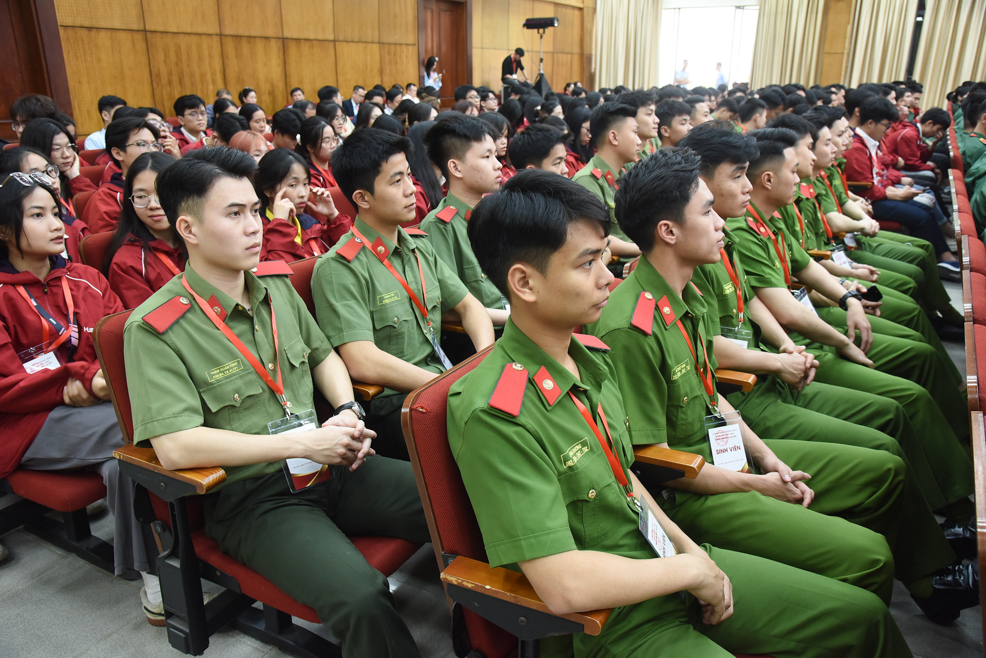 Các đại biểu tham dự lễ phát động.