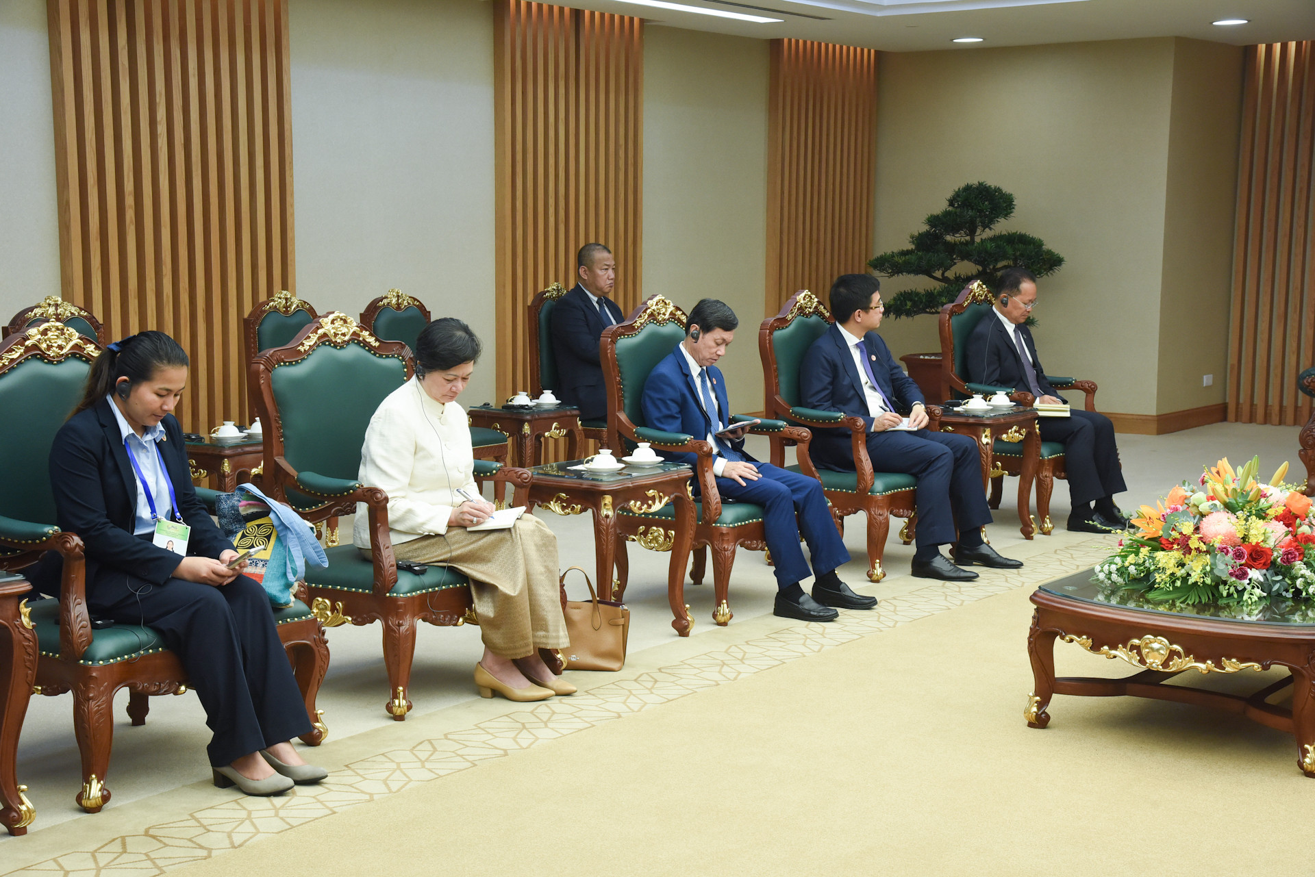 Các thành viên cùng đoàn với Phó Thủ tướng Campuchia Neth Savoeun tham dự buổi tiếp.