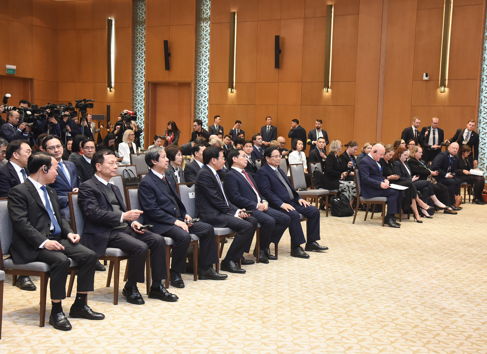 Hai Thủ tướng và các đại biểu tham dự buổi lễ.