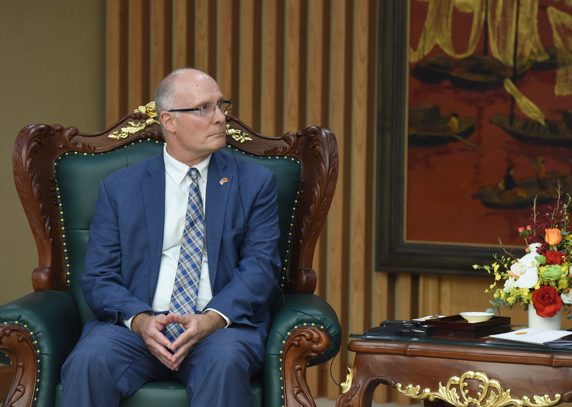 Hạ Nghị sĩ John Moolenaar phát biểu tại buổi tiếp.