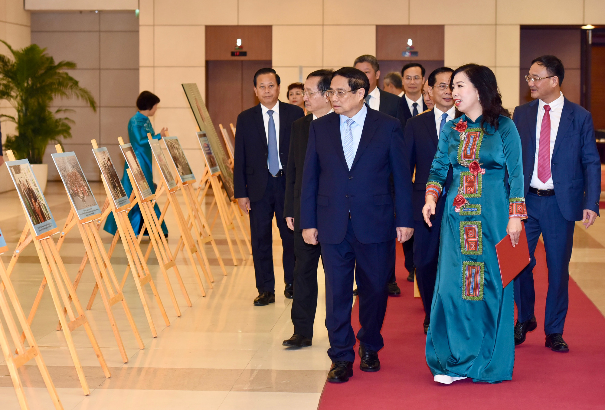 Thủ tướng thăm trưng bày ảnh về công tác người Việt Nam ở nước ngoài và kiều bào với công cuộc xây dựng và bảo vệ Tổ quốc.