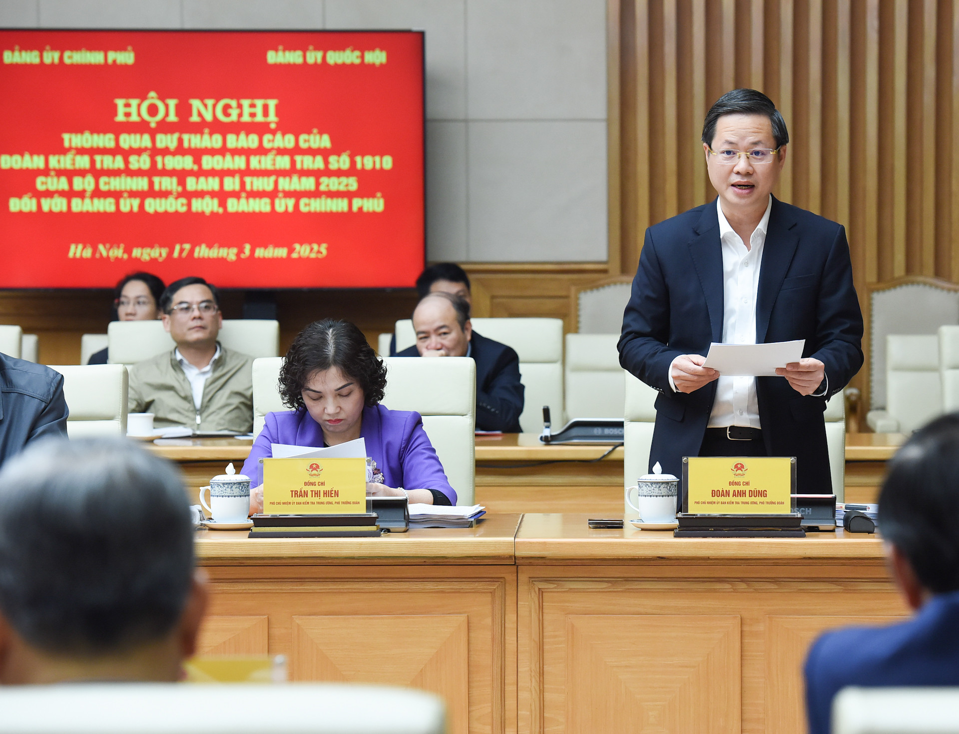 Phó Chủ nhiệm Ủy ban Kiểm tra Trung ương, Phó Trưởng đoàn Kiểm tra số 1910 Đoàn Anh Dũng trình bày dự thảo Báo cáo kết quả kiểm tra đối với Đảng ủy Chính phủ. Phó Chủ nhiệm Ủy ban Kiểm tra Trung ương, Phó Trưởng đoàn Kiểm tra số 1910 Đoàn Anh Dũng trình bày dự thảo Báo cáo kết quả kiểm tra đối với Đảng ủy Chính phủ.