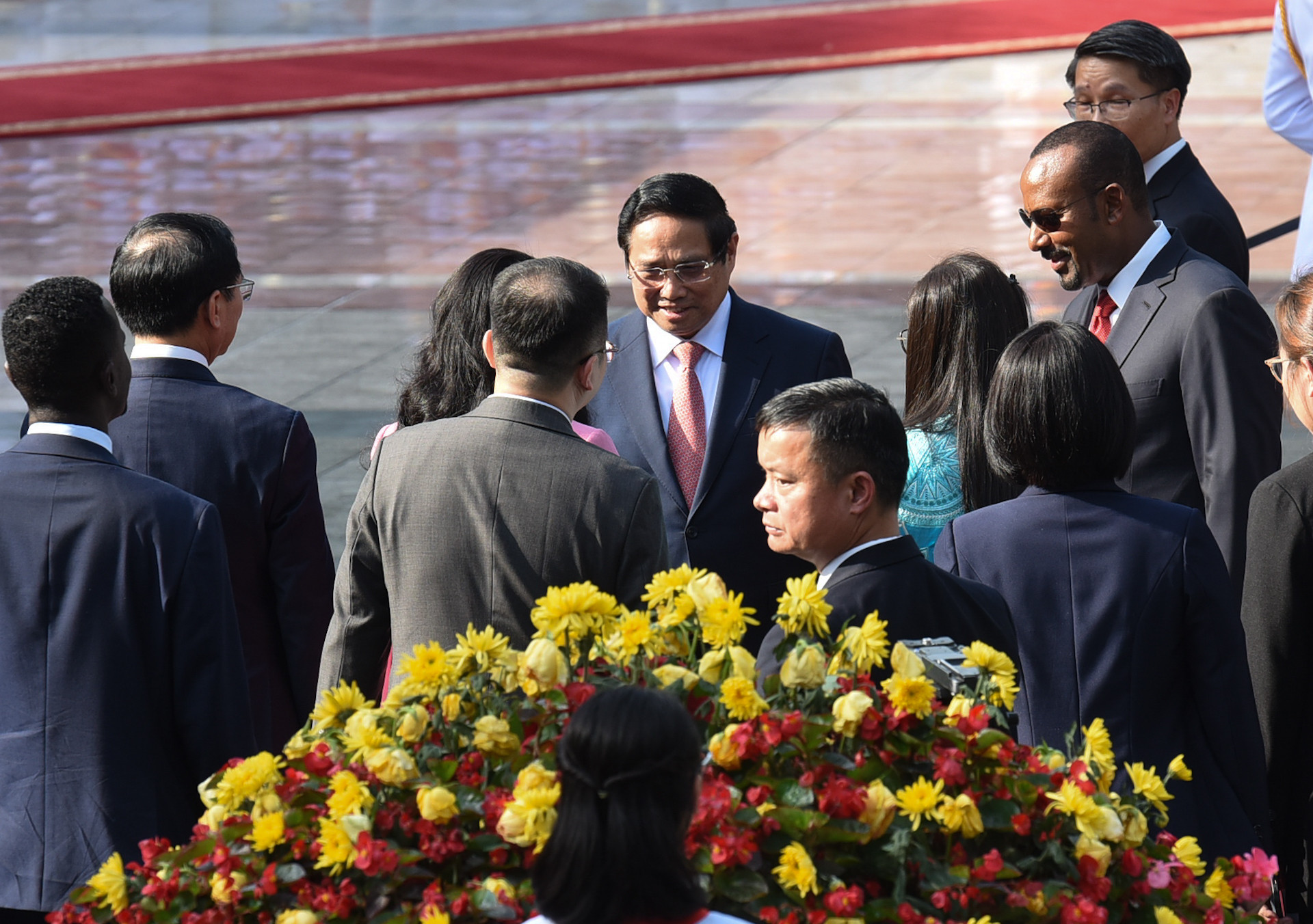 Thủ tướng Phạm Minh Chính giới thiệu các thành viên đoàn Việt Nam với Thủ tướng Ethiopia Abiy Ahmed Ali.