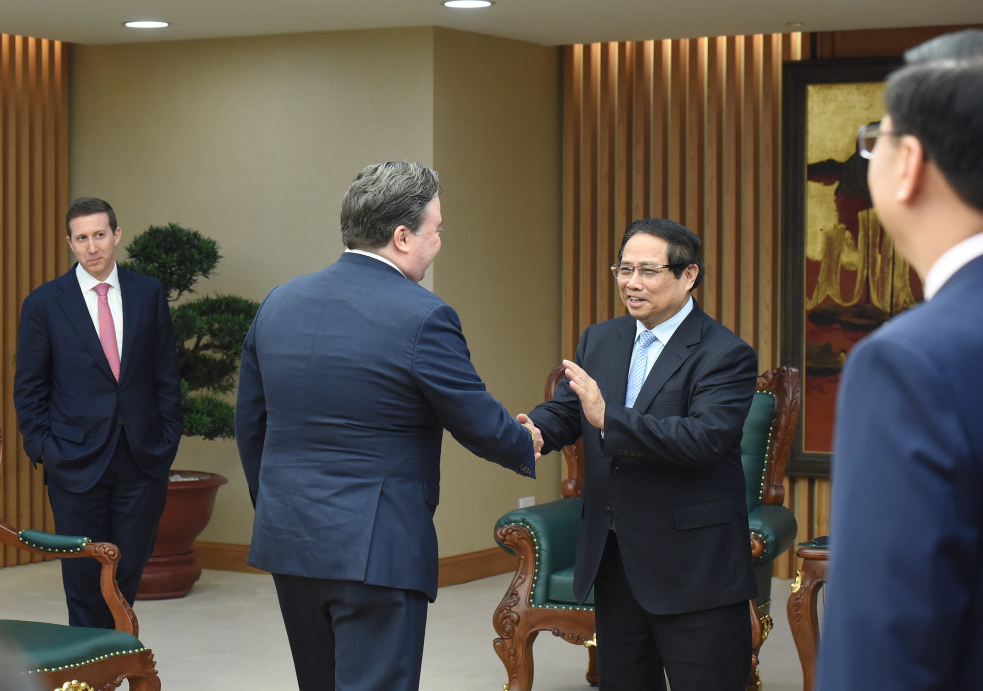 Thủ tướng Phạm Minh Chính đón các thành viên đi cùng ông Jefferey Perlman, Tổng Giám đốc Tập đoàn Warburg Pincus của Hoa Kỳ.