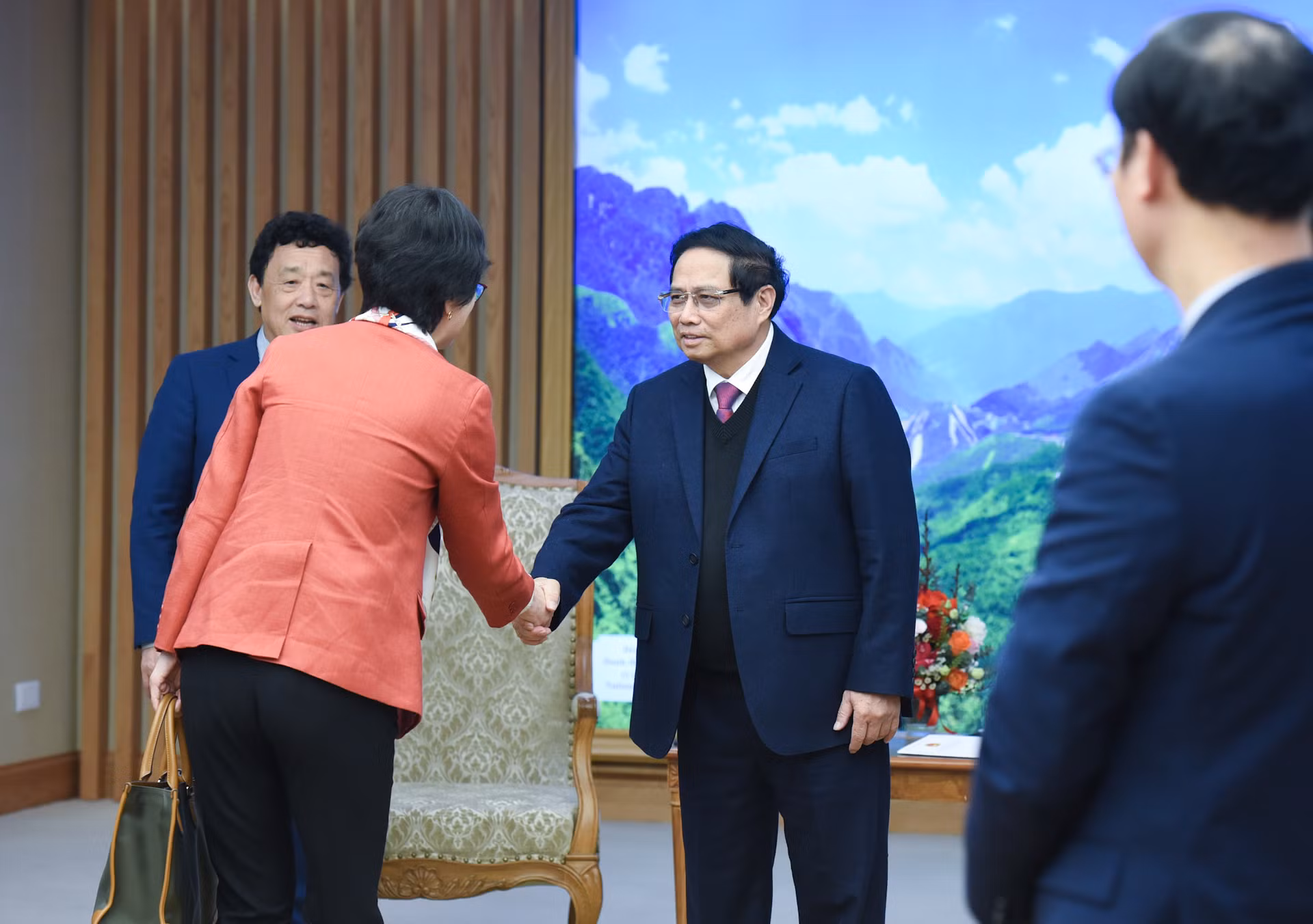 Thủ tướng Phạm Minh Chính đón các thành viên đi cùng ông Khuất Đông Ngọc, Tổng Giám đốc Tổ chức Nông nghiệp và Lương thực Liên hợp quốc (FAO).