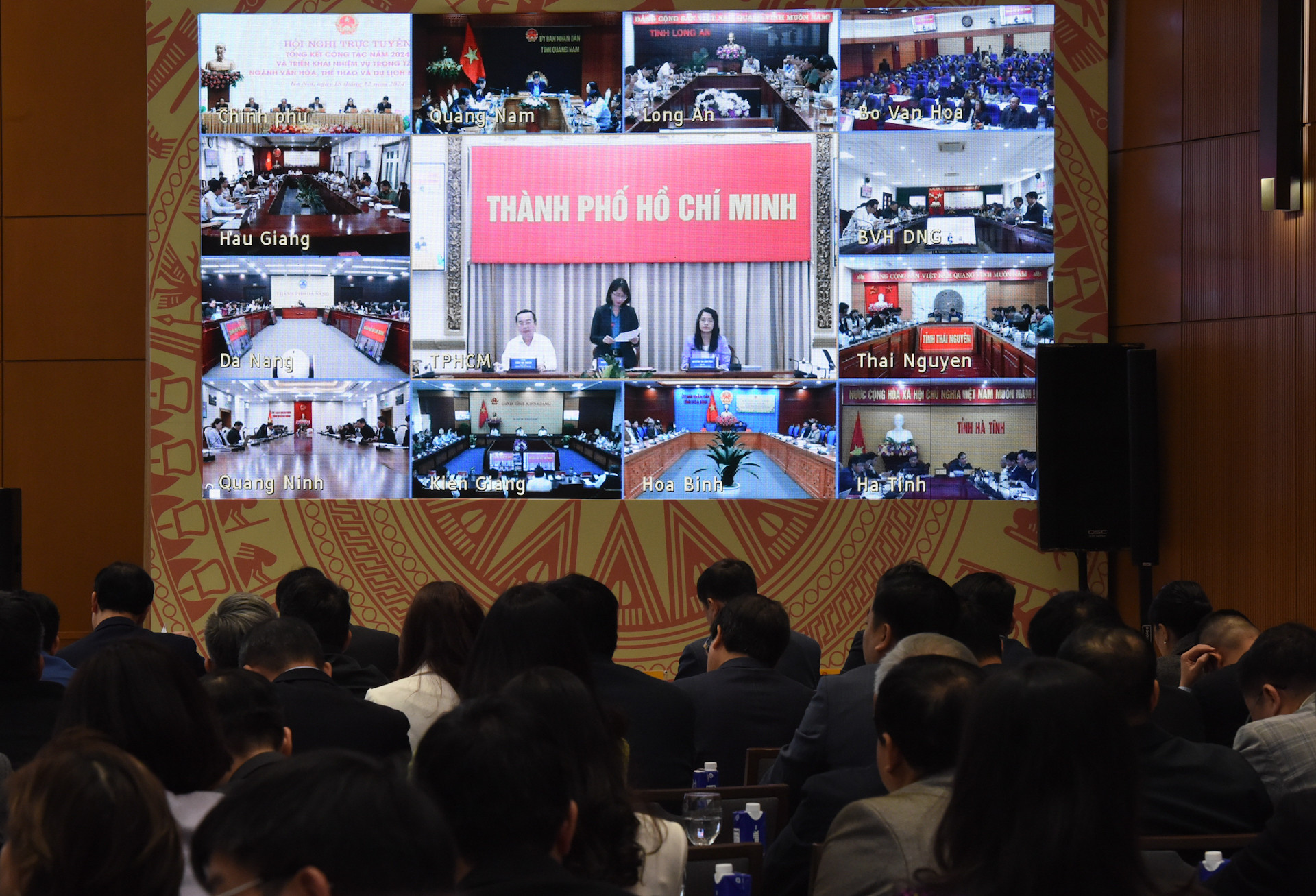 Hội nghị được kết nối trực tuyến từ điểm cầu chính tại trụ sở Chính phủ tới trụ sở Bộ Văn hóa, Thể thao và Du lịch cùng hơn 770 điểm cầu tại Ủy ban nhân dân các tỉnh, thành phố trực thuộc Trung ương và Ủy ban nhân dân cấp huyện. Hội nghị được kết nối trực tuyến từ điểm cầu chính tại trụ sở Chính phủ tới trụ sở Bộ Văn hóa, Thể thao và Du lịch cùng hơn 770 điểm cầu tại Ủy ban nhân dân các tỉnh, thành phố trực thuộc Trung ương và Ủy ban nhân dân cấp huyện.