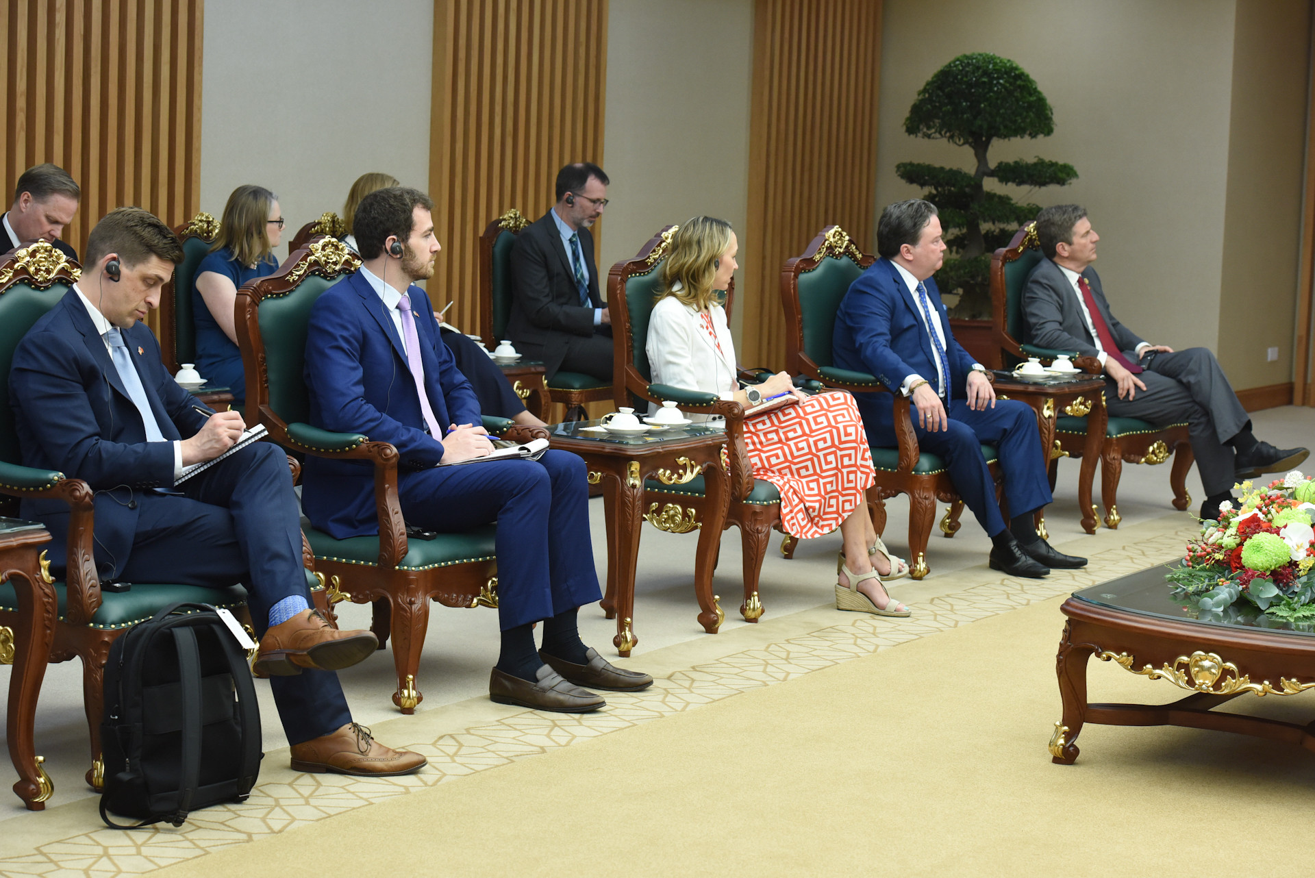 Các thành viên đi cùng Hạ Nghị sĩ John Moolenaar tham dự buổi tiếp.