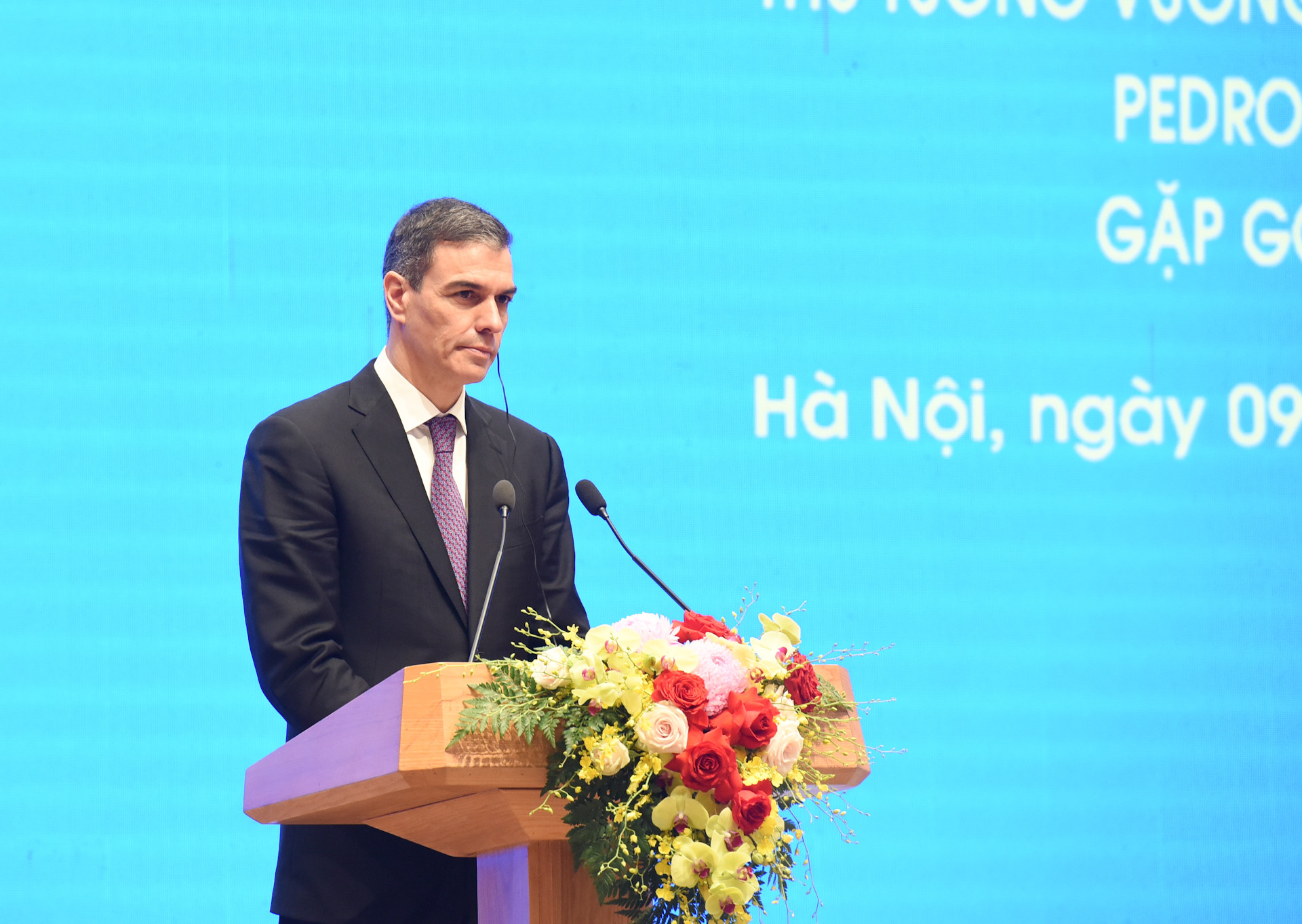 Thủ tướng Tây Ban Nha Pedro Sanchez phát biểu tại họp báo.