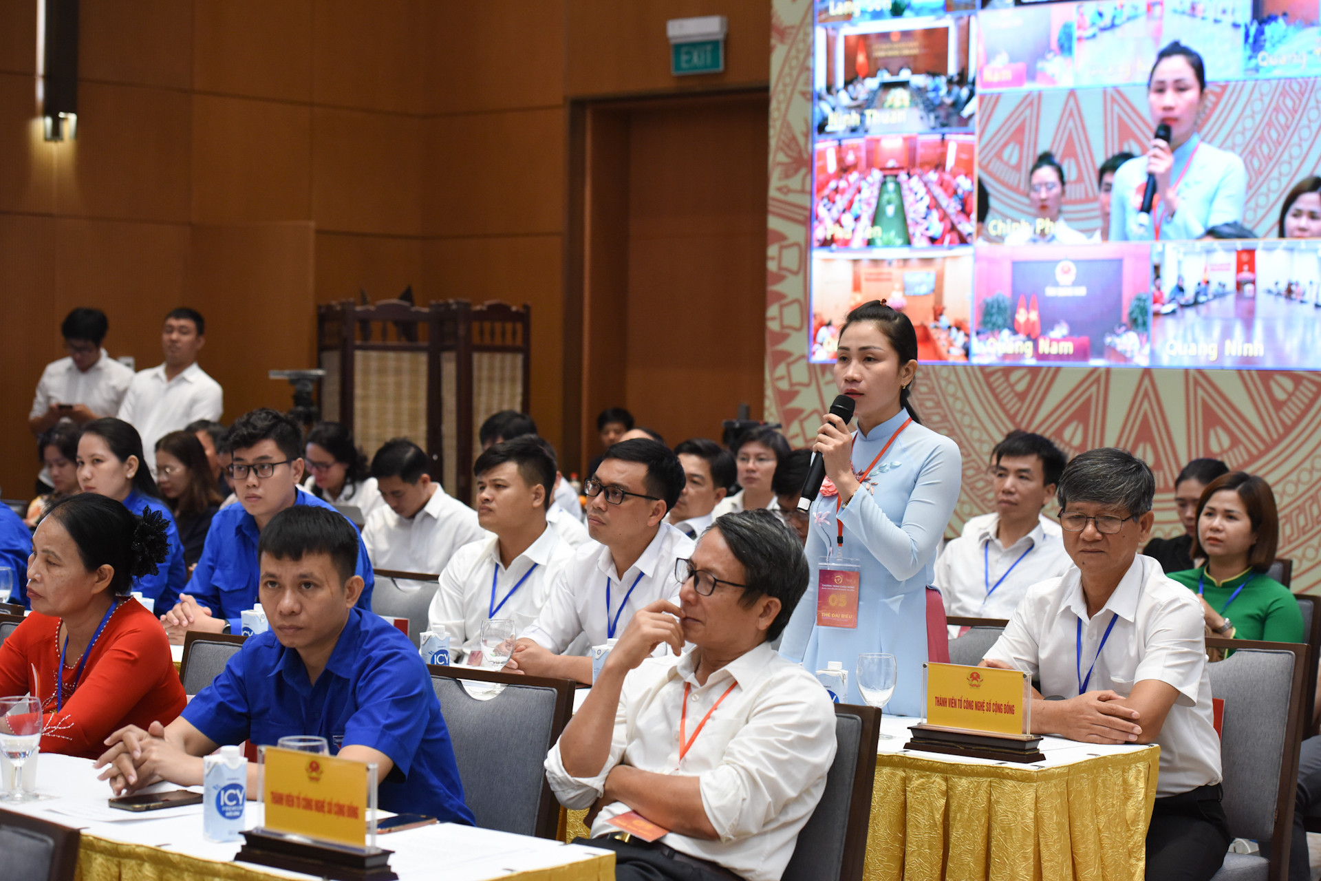 Các đại biểu đặt câu hỏi với Phó Thủ tướng Thường trực Nguyễn Hòa Bình và lãnh đạo các bộ, ban, ngành.