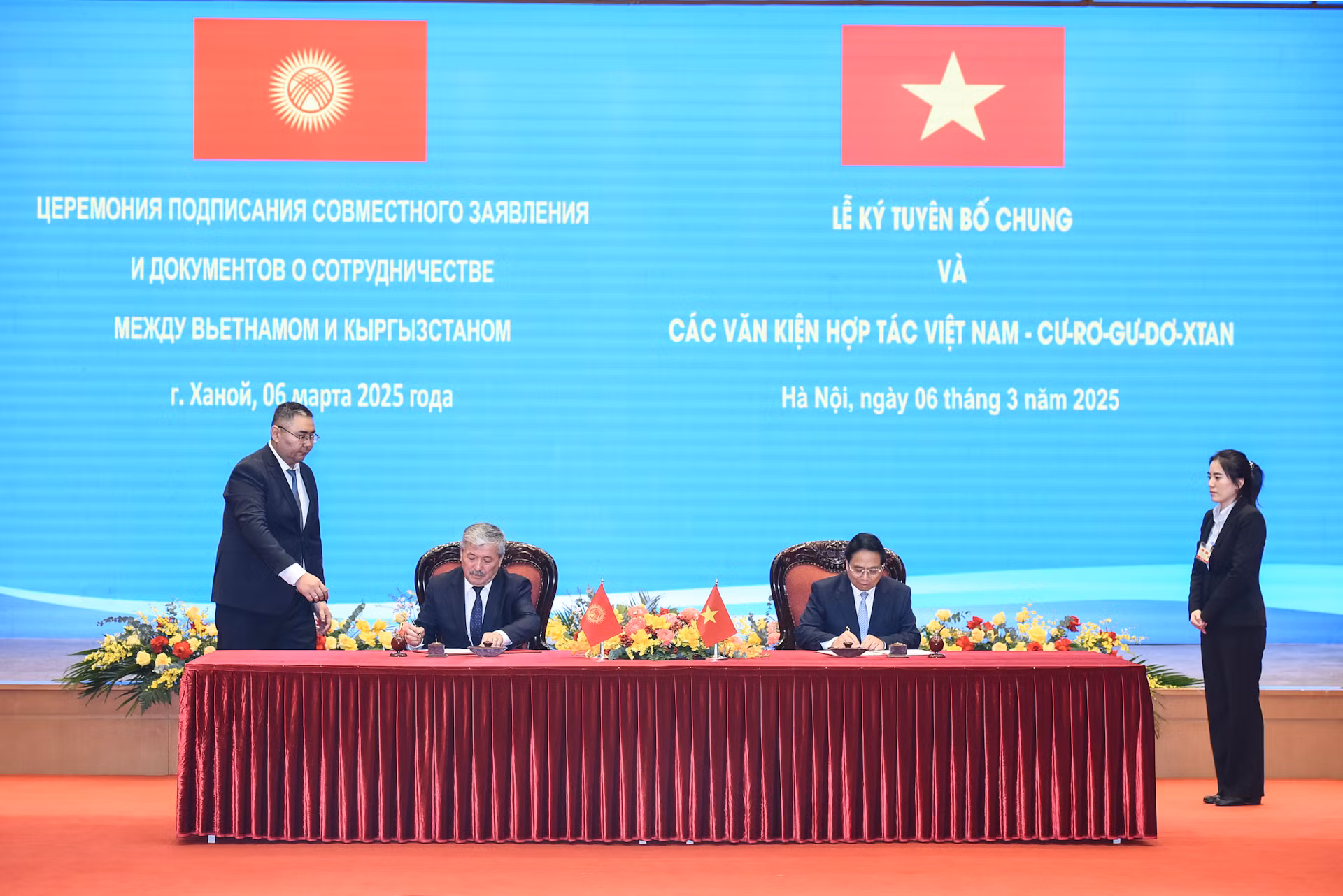 Thủ tướng Phạm Minh Chính và Thủ tướng Kyrgyzstan Adylbek Kasymaliev ký Tuyên bố chung về kết quả chuyến thăm chính thức Cộng hòa xã hội chủ nghĩa Việt Nam của Thủ tướng Cộng hòa Kyrgyzstan Adylbek Kasymaliev.