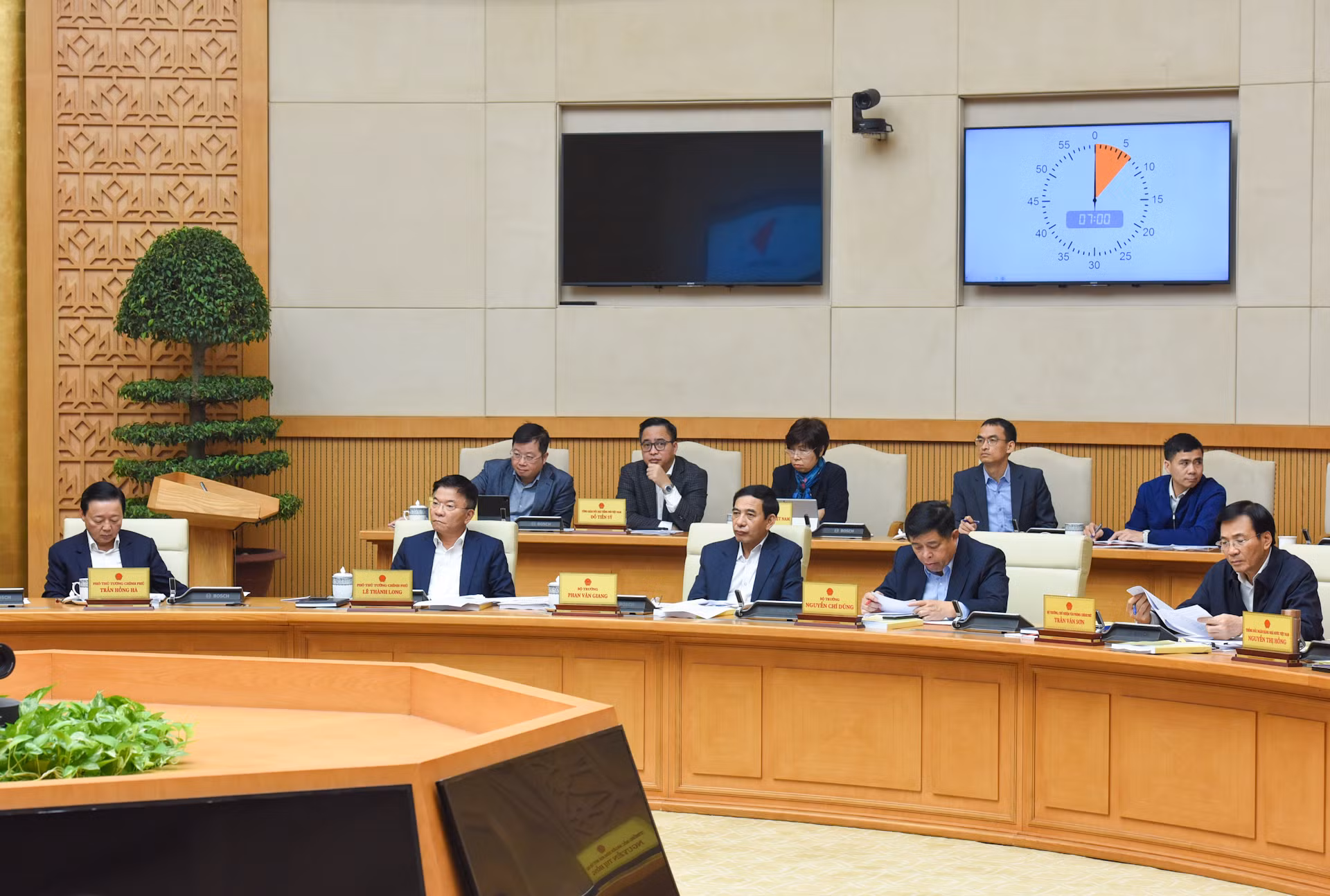 Các đồng chí Phó Thủ tướng và đại diện lãnh đạo các bộ tham dự phiên họp.