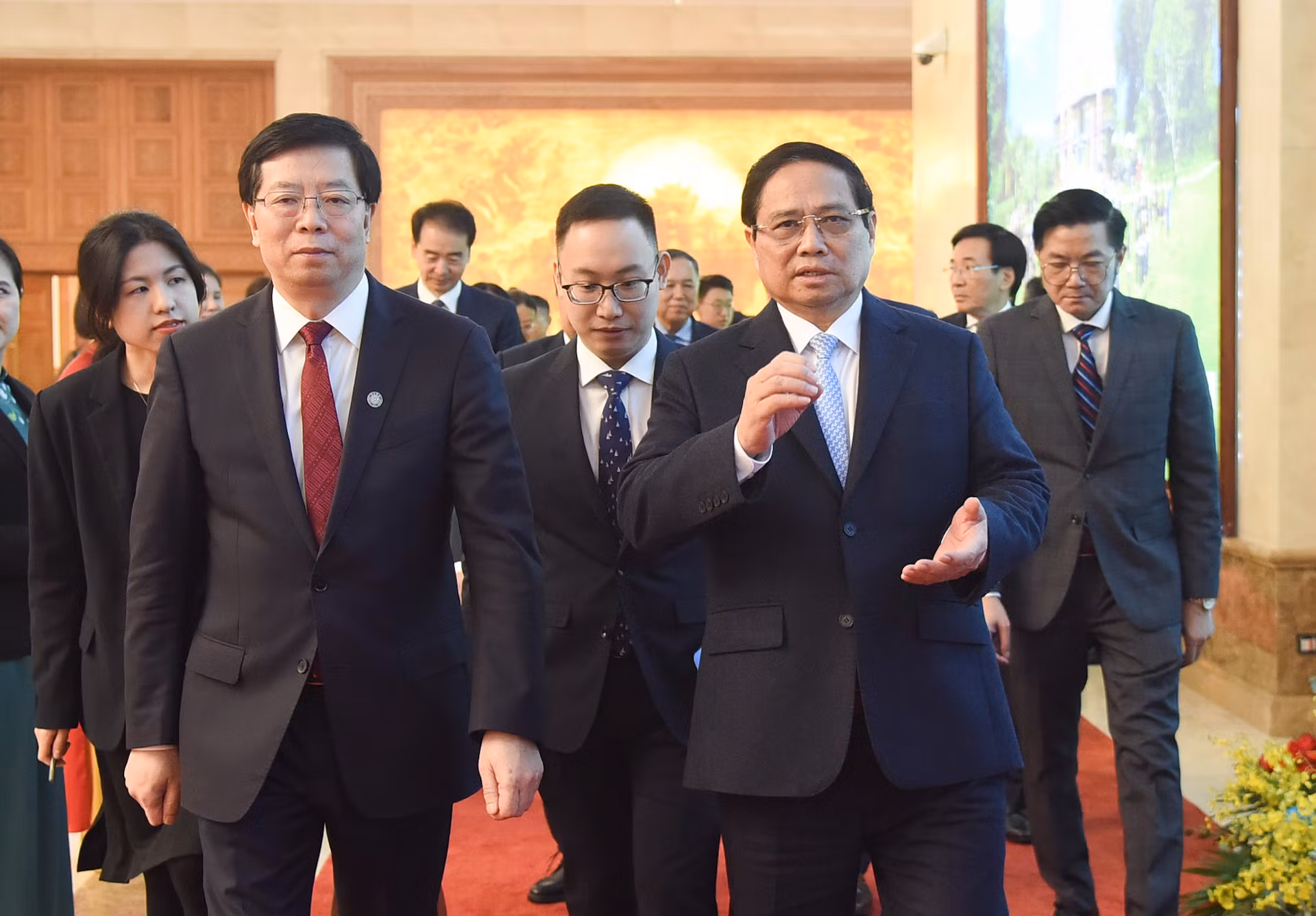 Thủ tướng Phạm Minh Chính và đồng chí Khưu Dũng, Bí thư Đảng ủy Đại học Thanh Hoa, Trung Quốc.