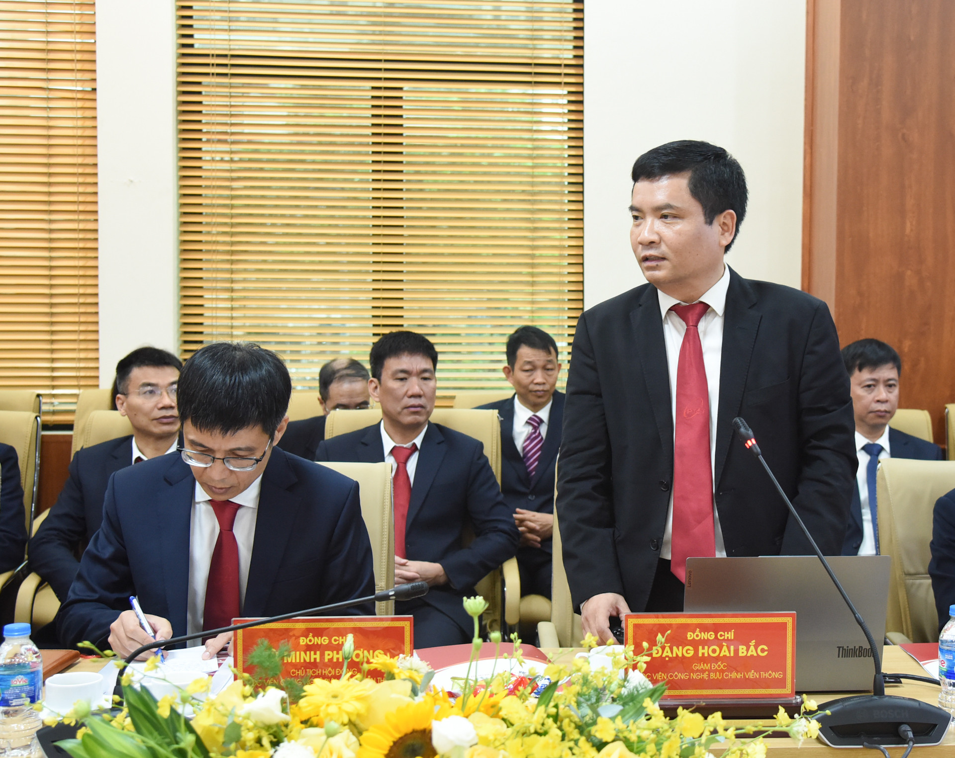 Giám đốc Học viện Công nghệ Bưu chính Viễn thông Đặng Hoài Bắc báo cáo công tác nghiên cứu, giảng dạy của Học viện.