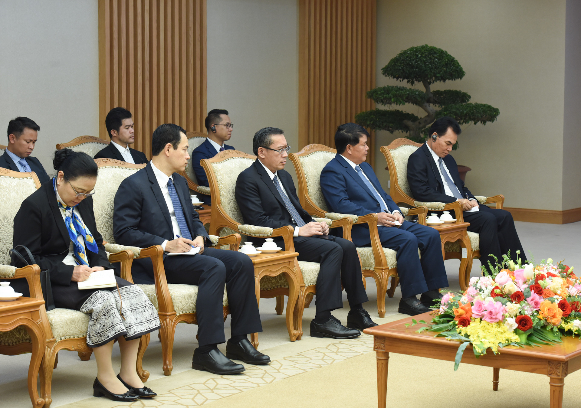 Các thành viên đi cùng đoàn với Phó Thủ tướng Lào Saleumxay Kommasith tại buổi tiếp.